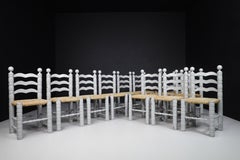 Satz von 12 Stühlen aus lackierter Eiche und Binsen gedrechselten Stühlen von Charles Dudouyt, Frankreich 1940