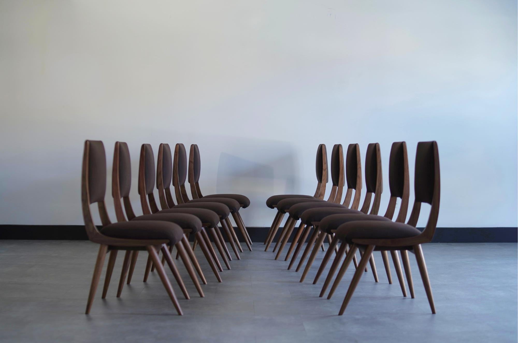 Voici la chaise Parisiano, une pièce intemporelle inspirée des designs emblématiques d'ICon et Luisa Parisi. Fabriquée en noyer ou en chêne massif, cette chaise respire l'élégance et la sophistication, parfaite pour tout décor de salle à
