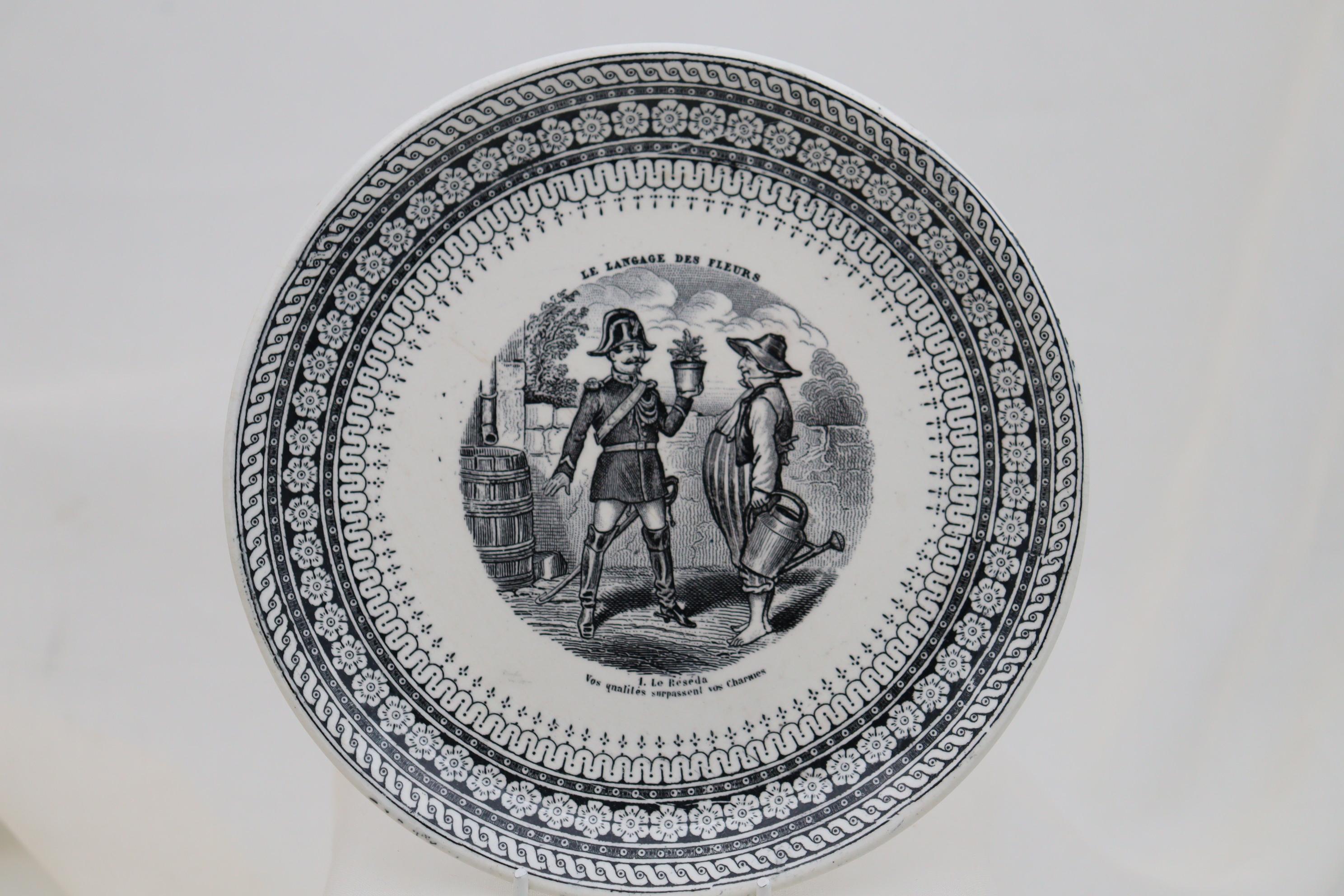 Cet ensemble de douze assiettes de la manufacture française Choisy-le-Roi est décoré du motif imprimé finement gravé 