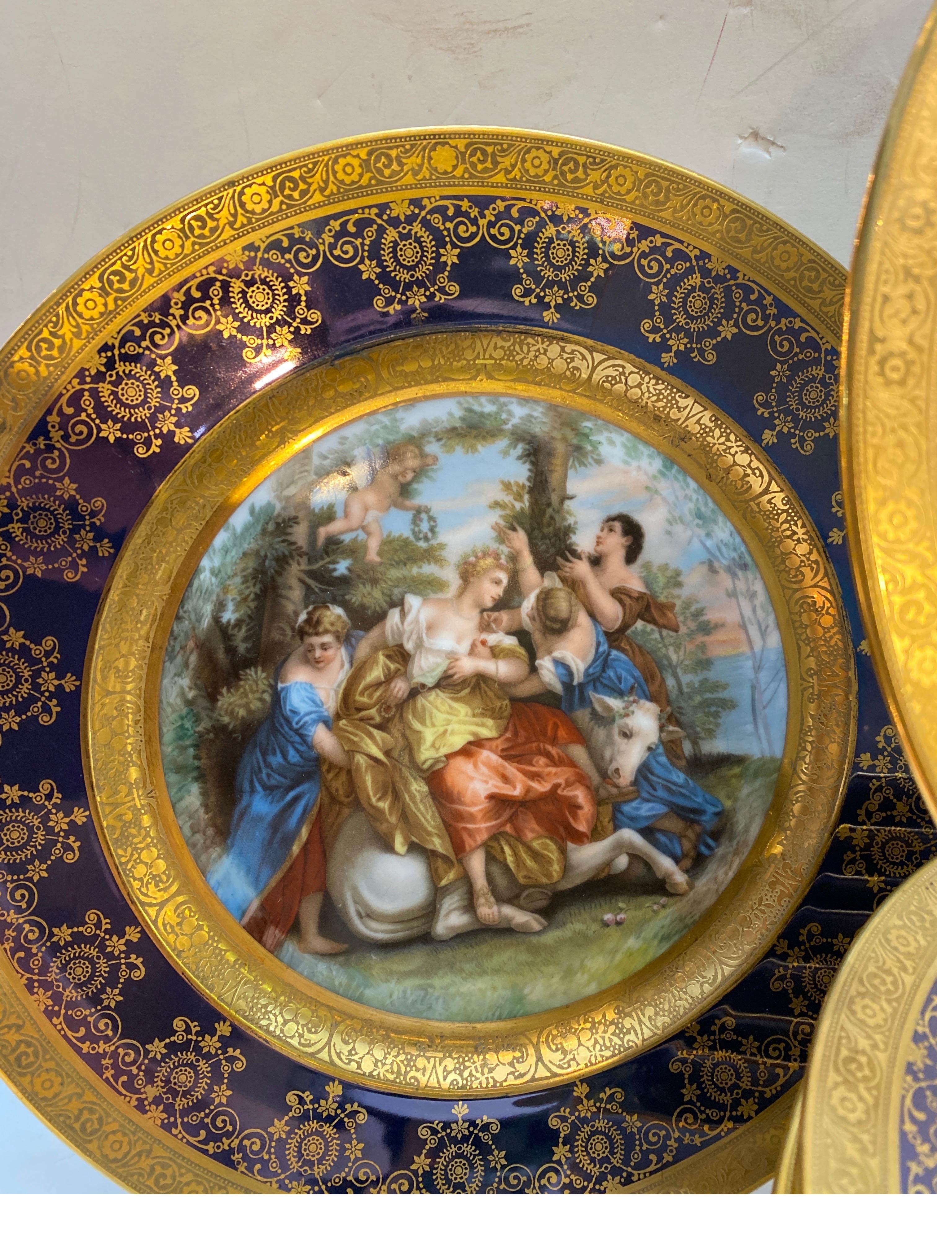 Juego de 12 Platos de Porcelana con Escenas Alegóricas en Excelente estado para la venta en Lambertville, NJ