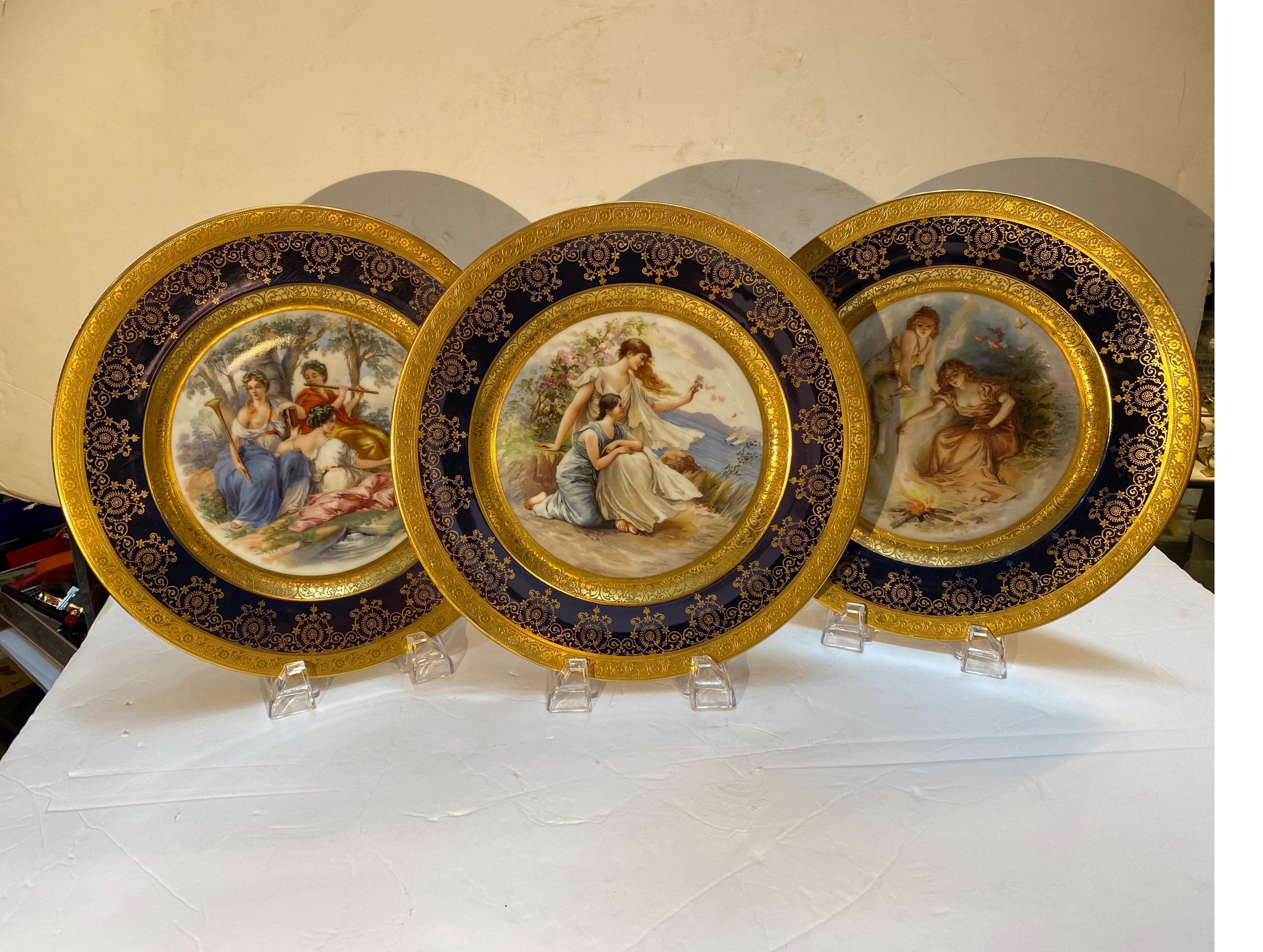 Juego de 12 Platos de Porcelana con Escenas Alegóricas en venta 4