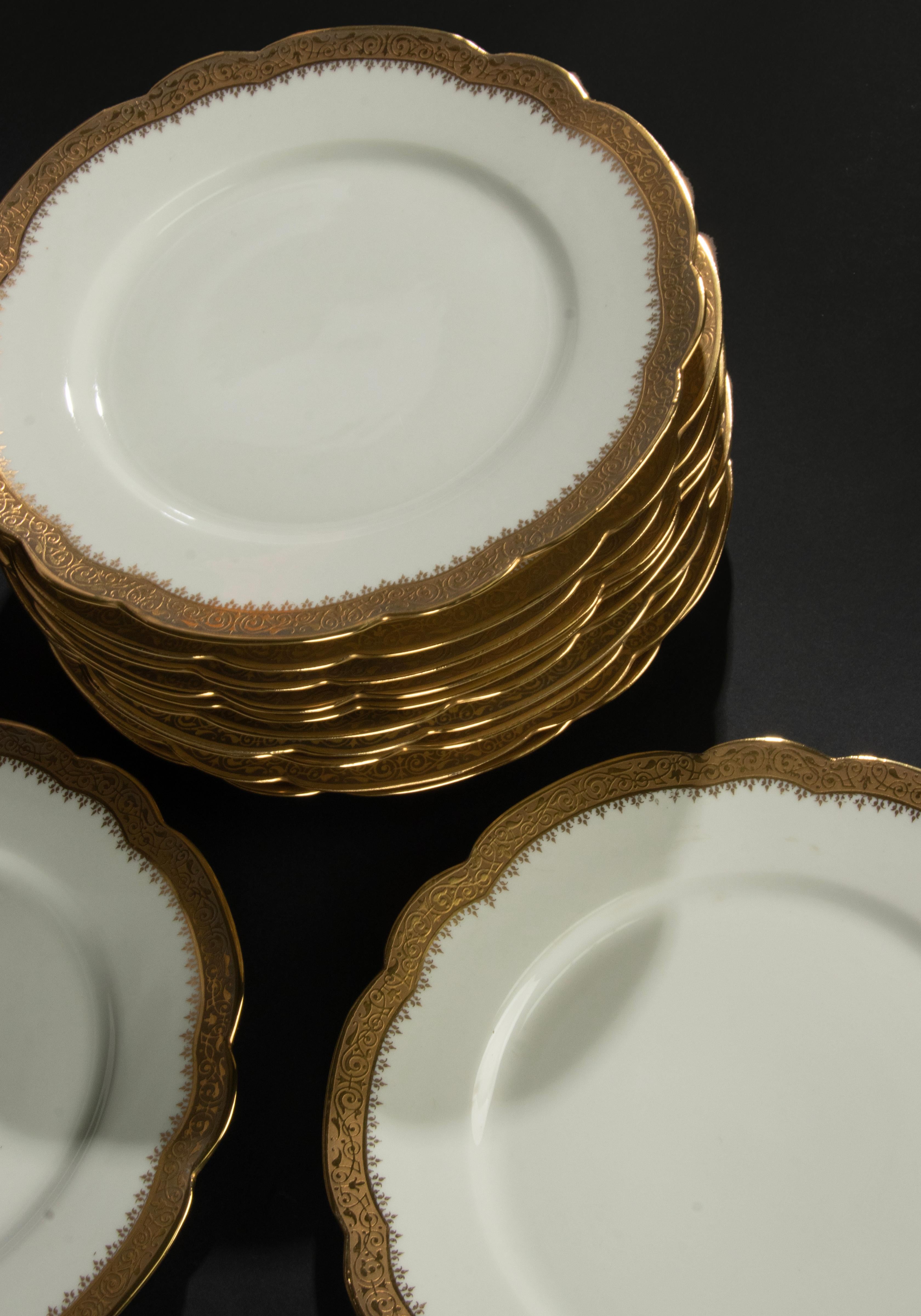 Set of 12 Porcelain Dinner Plates - Limoges - A. Taillardat Paris  For Sale 2
