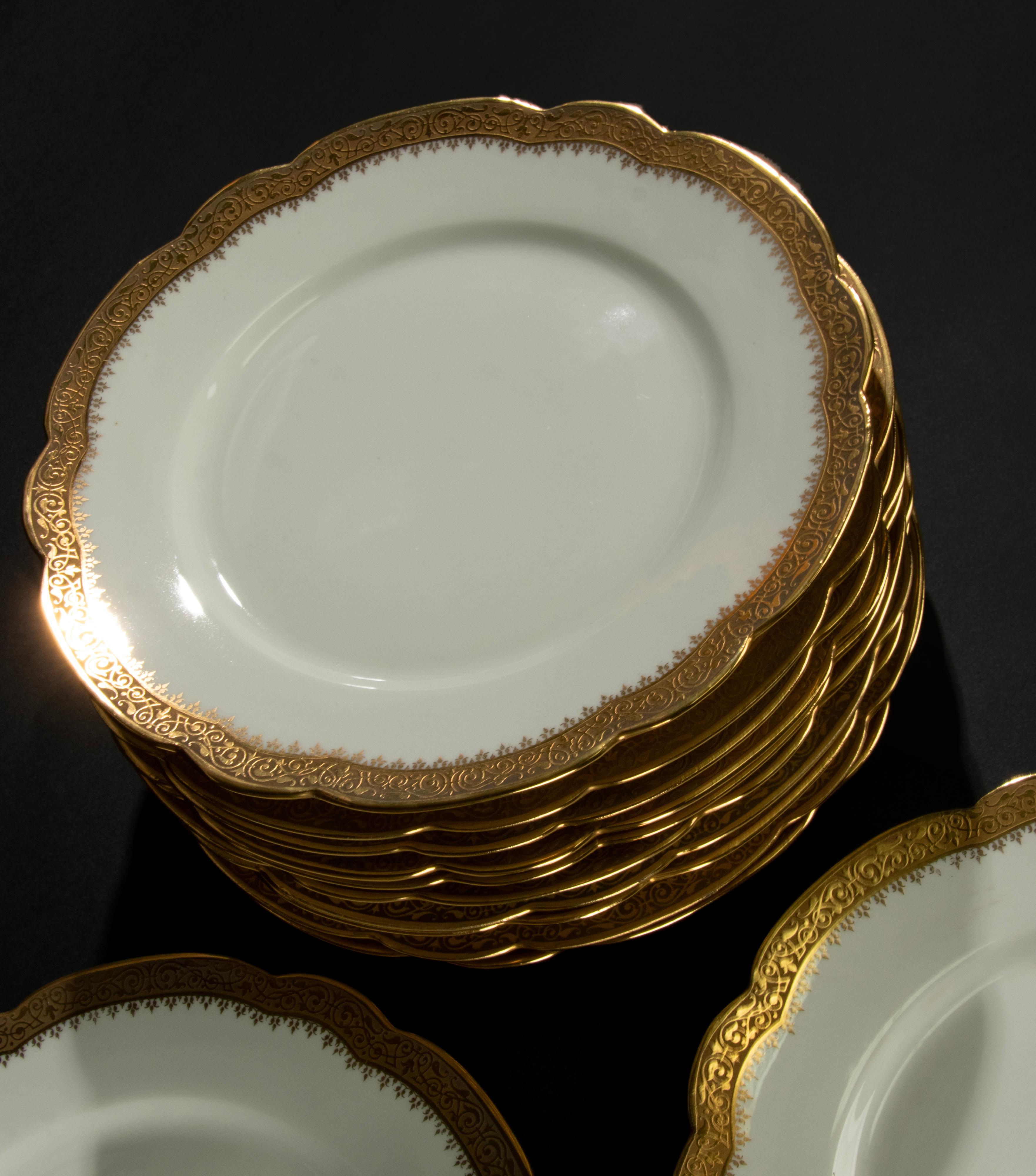 Set of 12 Porcelain Dinner Plates - Limoges - A. Taillardat Paris  For Sale 6