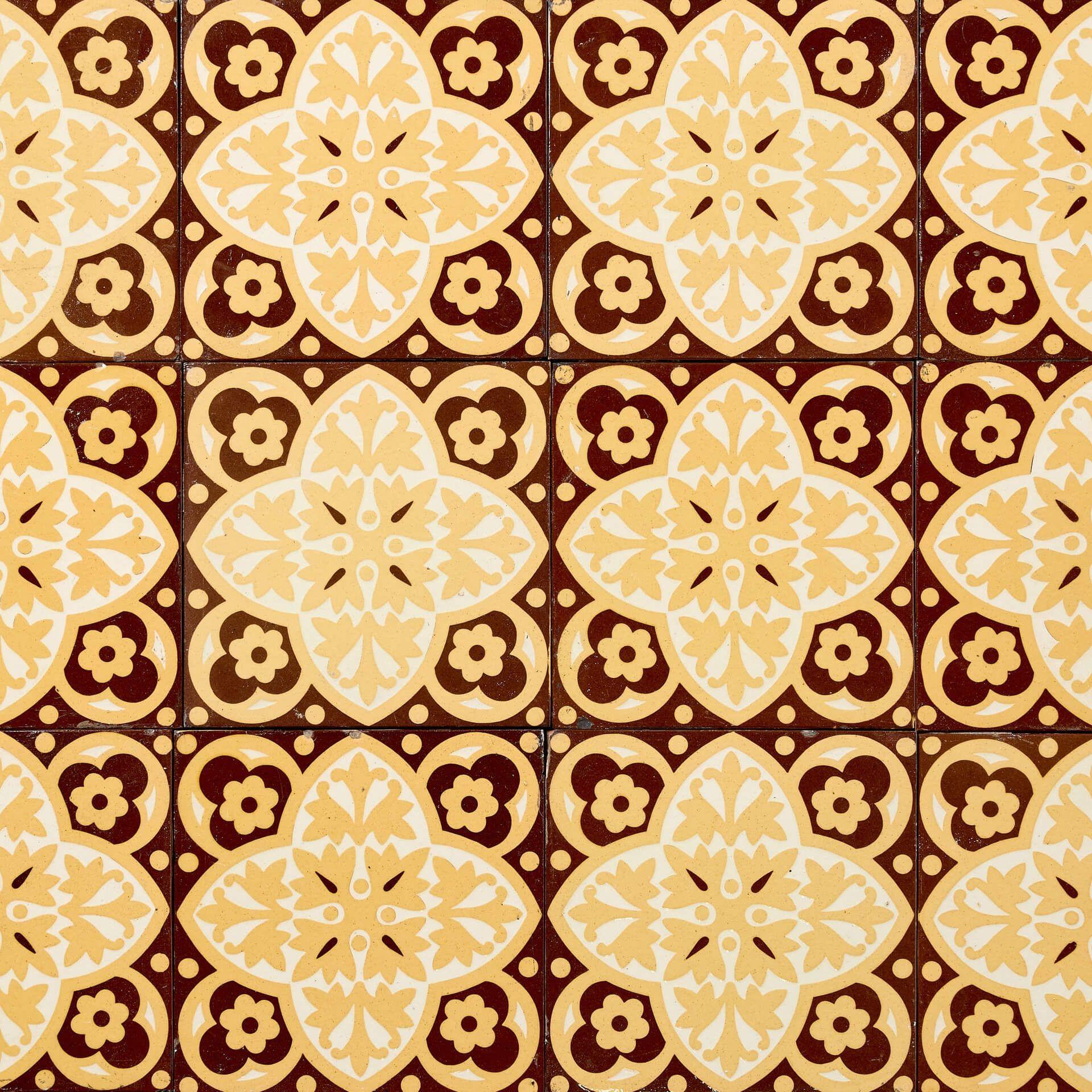 Victorien Ensemble de 12 carreaux de sol à motifs floraux stylisés Godwin, récupérés à l'encaustique en vente