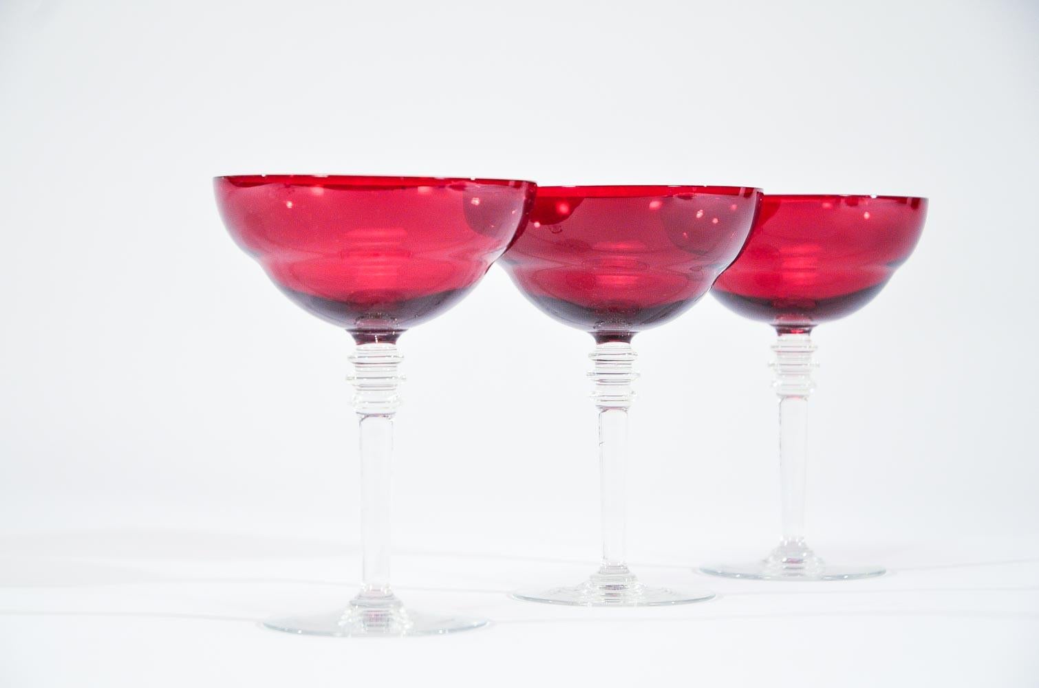 Set von 12 Rubinroten Kristall-Champagnerkolben und Martinikelchen im Art-déco-Stil aus Kristall (amerikanisch) im Angebot