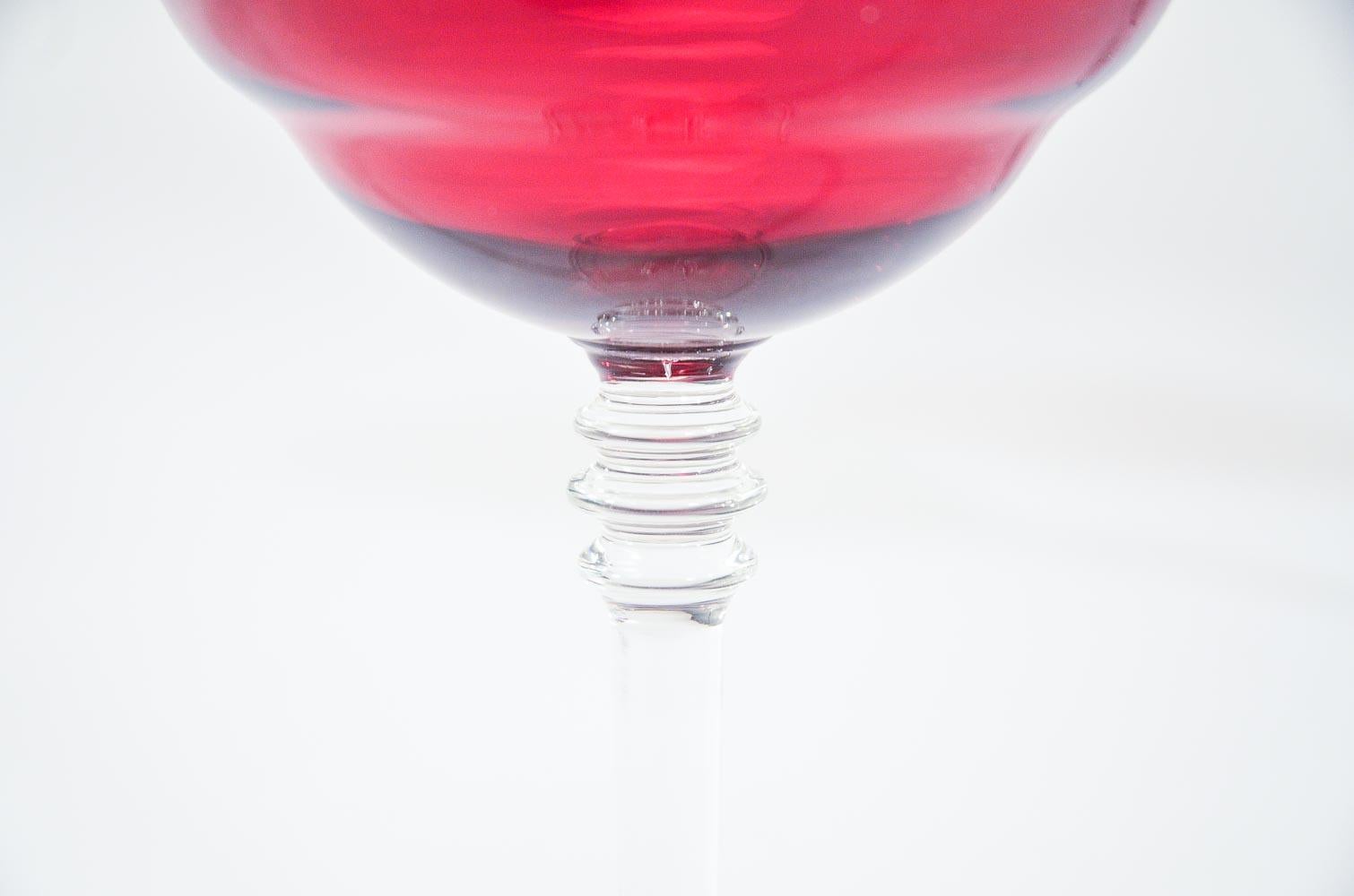 Set von 12 Rubinroten Kristall-Champagnerkolben und Martinikelchen im Art-déco-Stil aus Kristall (Mitte des 20. Jahrhunderts) im Angebot