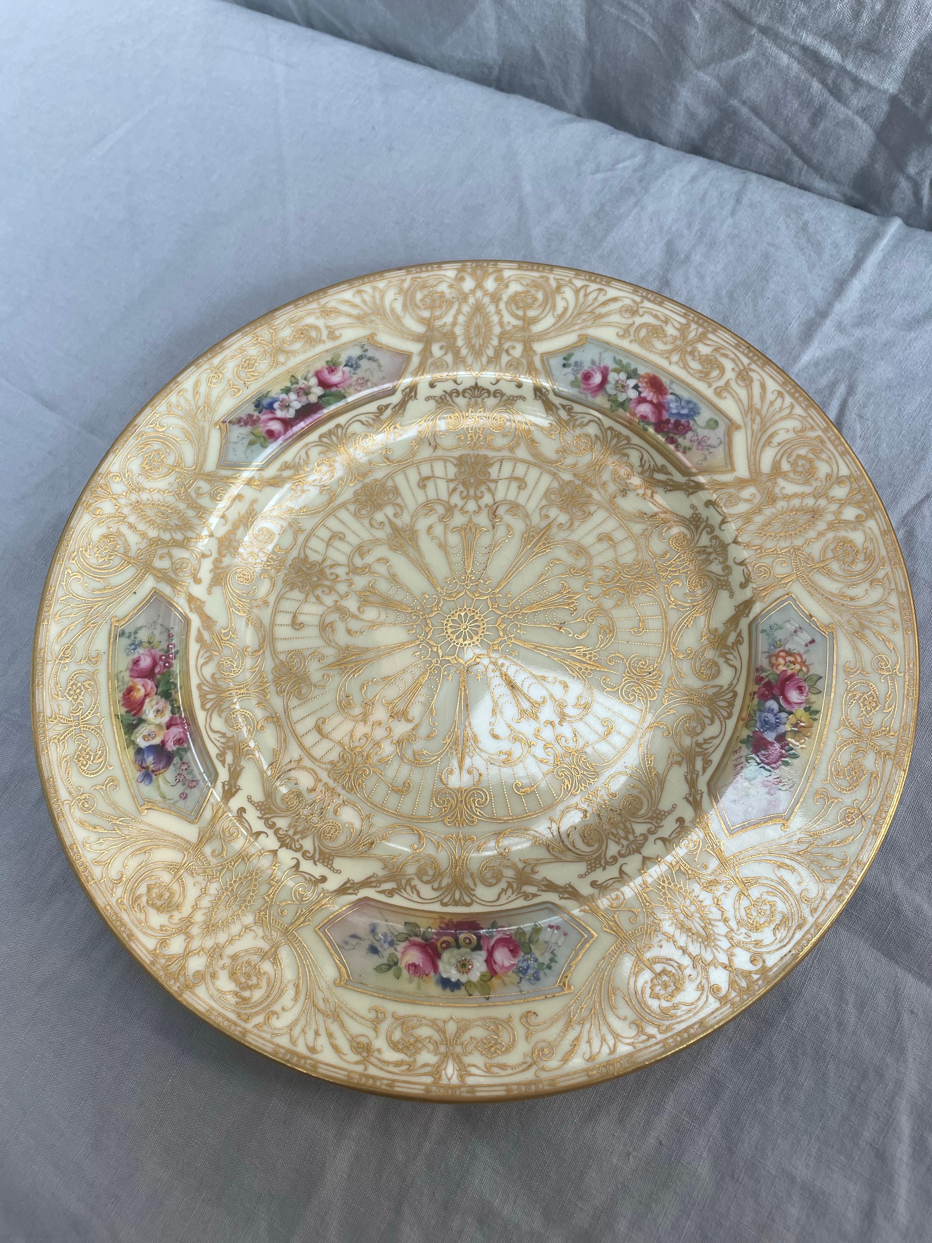 Satz von 12 handbemalten vergoldeten Royal Worcester-Tellern, signiert E. Phillips, 1926 im Angebot 4