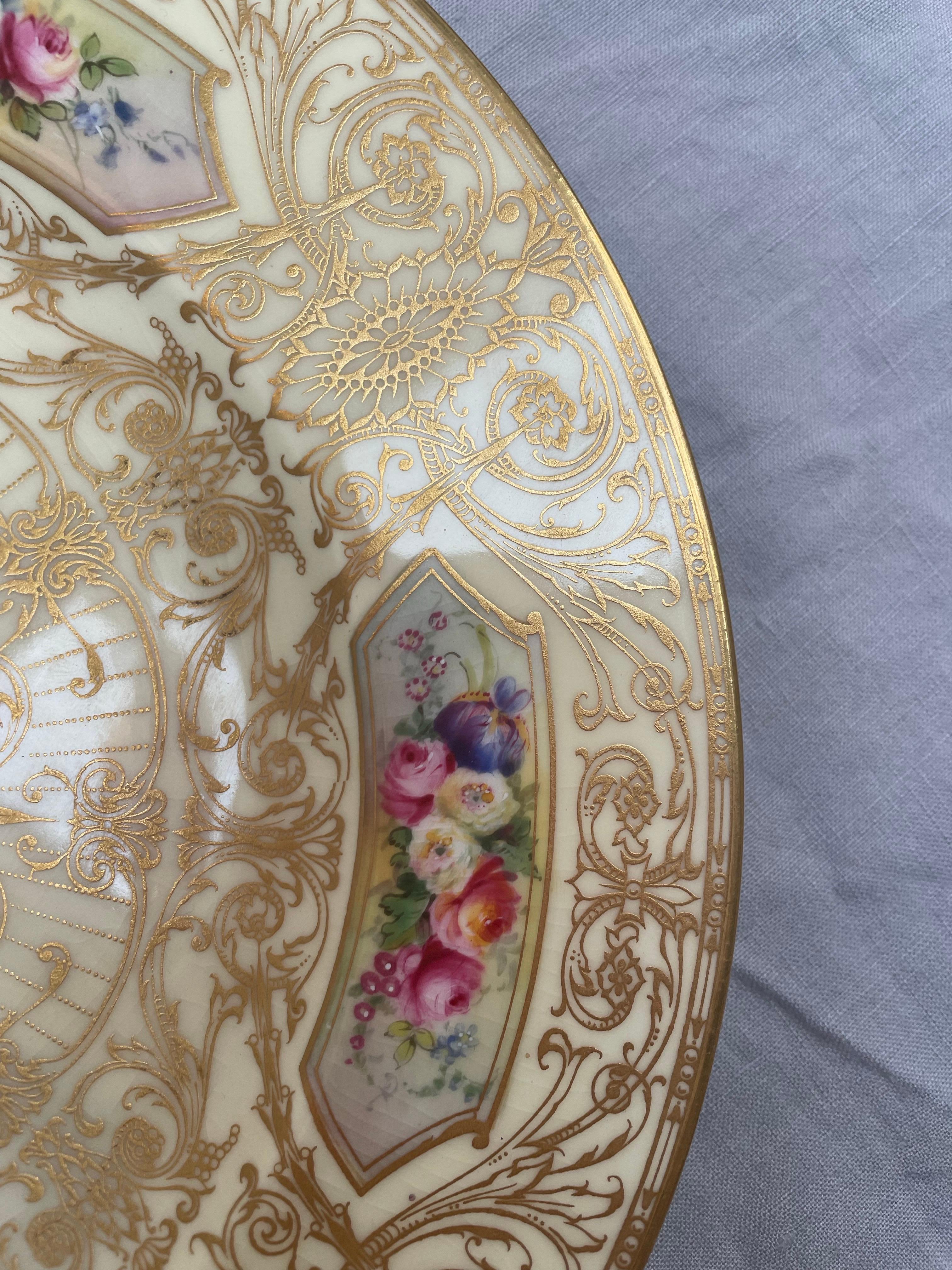 Satz von 12 handbemalten vergoldeten Royal Worcester-Tellern, signiert E. Phillips, 1926 im Angebot 5