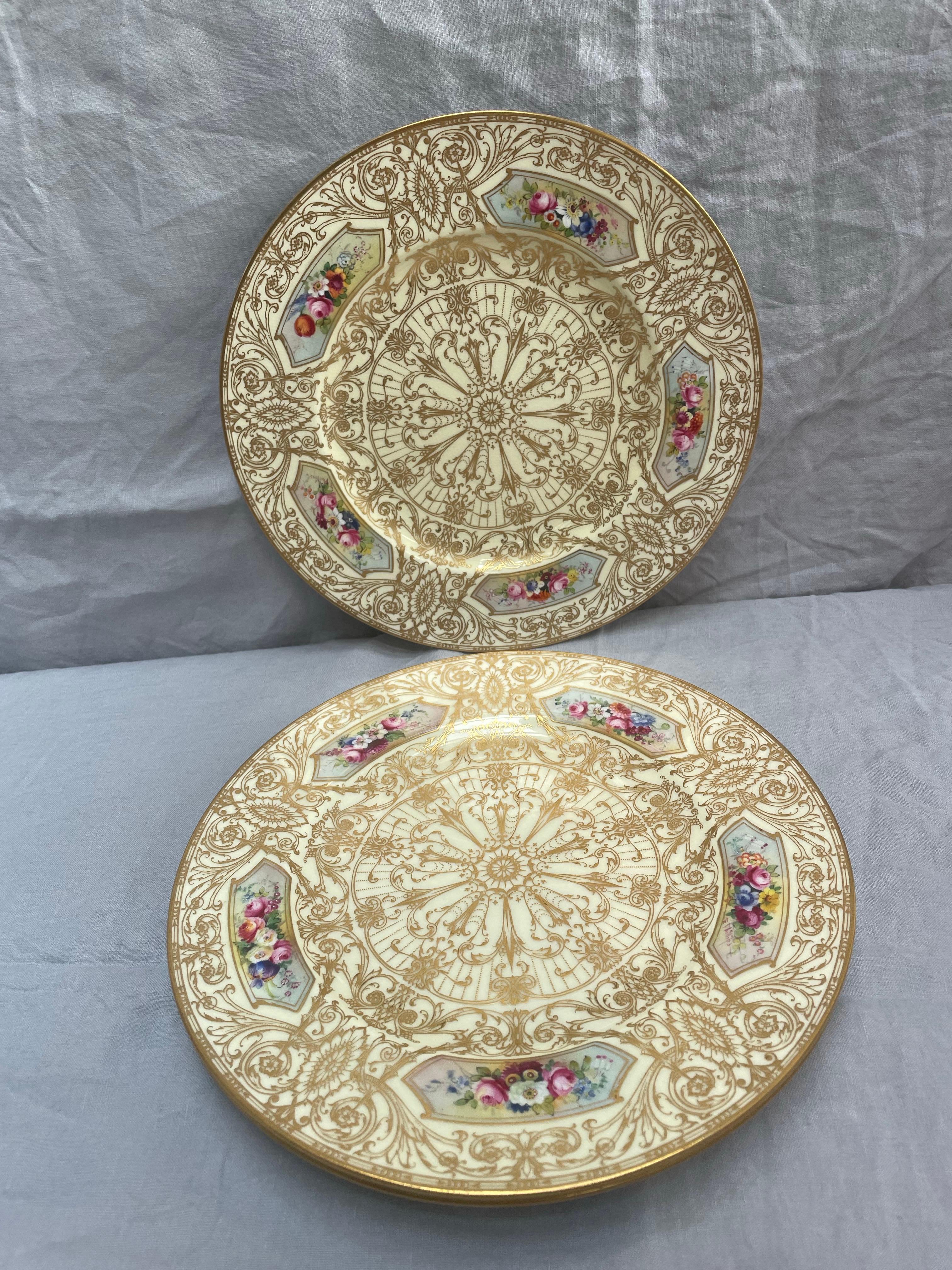 Satz von 12 handbemalten vergoldeten Royal Worcester-Tellern, signiert E. Phillips, 1926 im Angebot 6