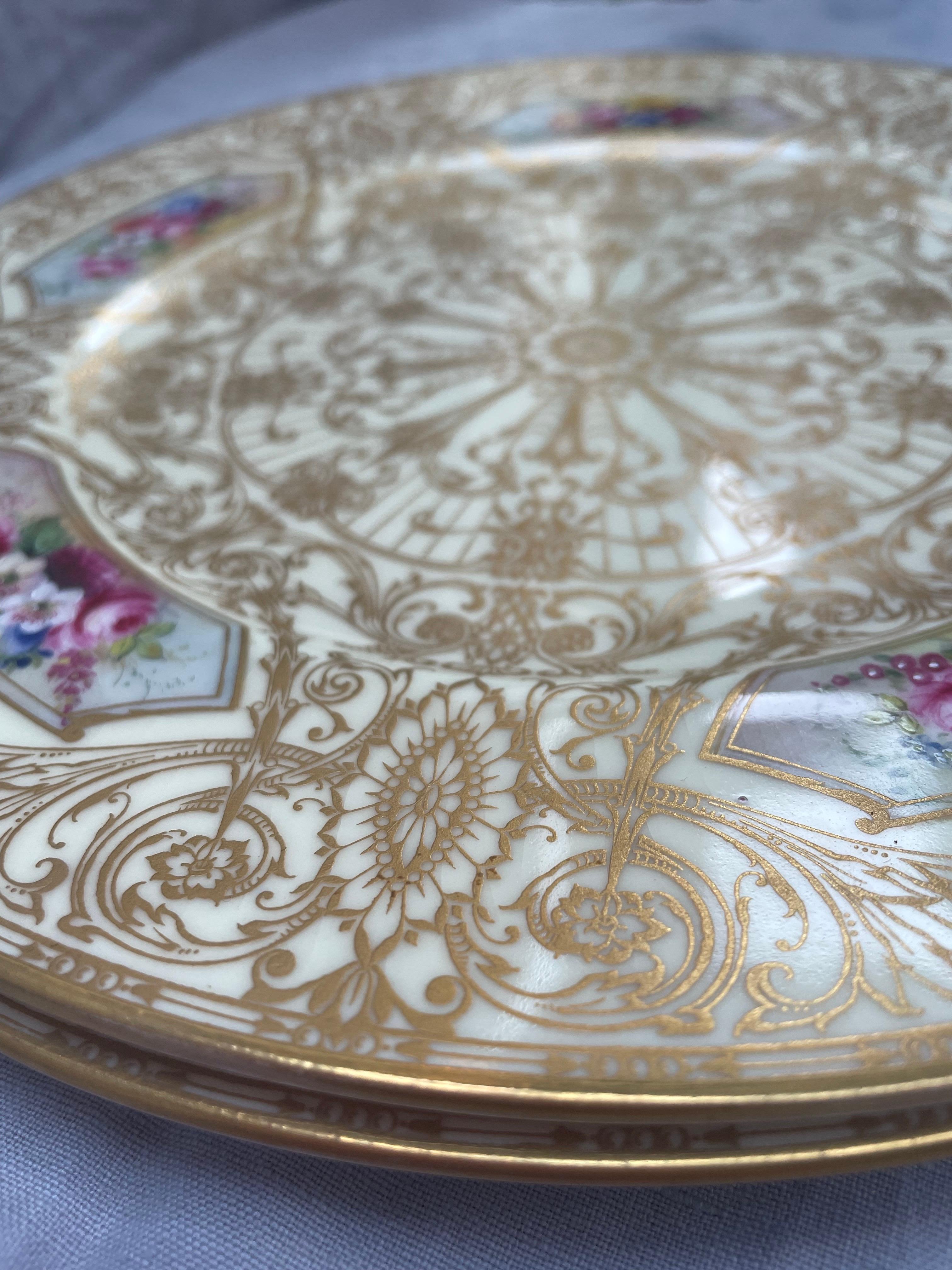 Satz von 12 handbemalten vergoldeten Royal Worcester-Tellern, signiert E. Phillips, 1926 im Angebot 7
