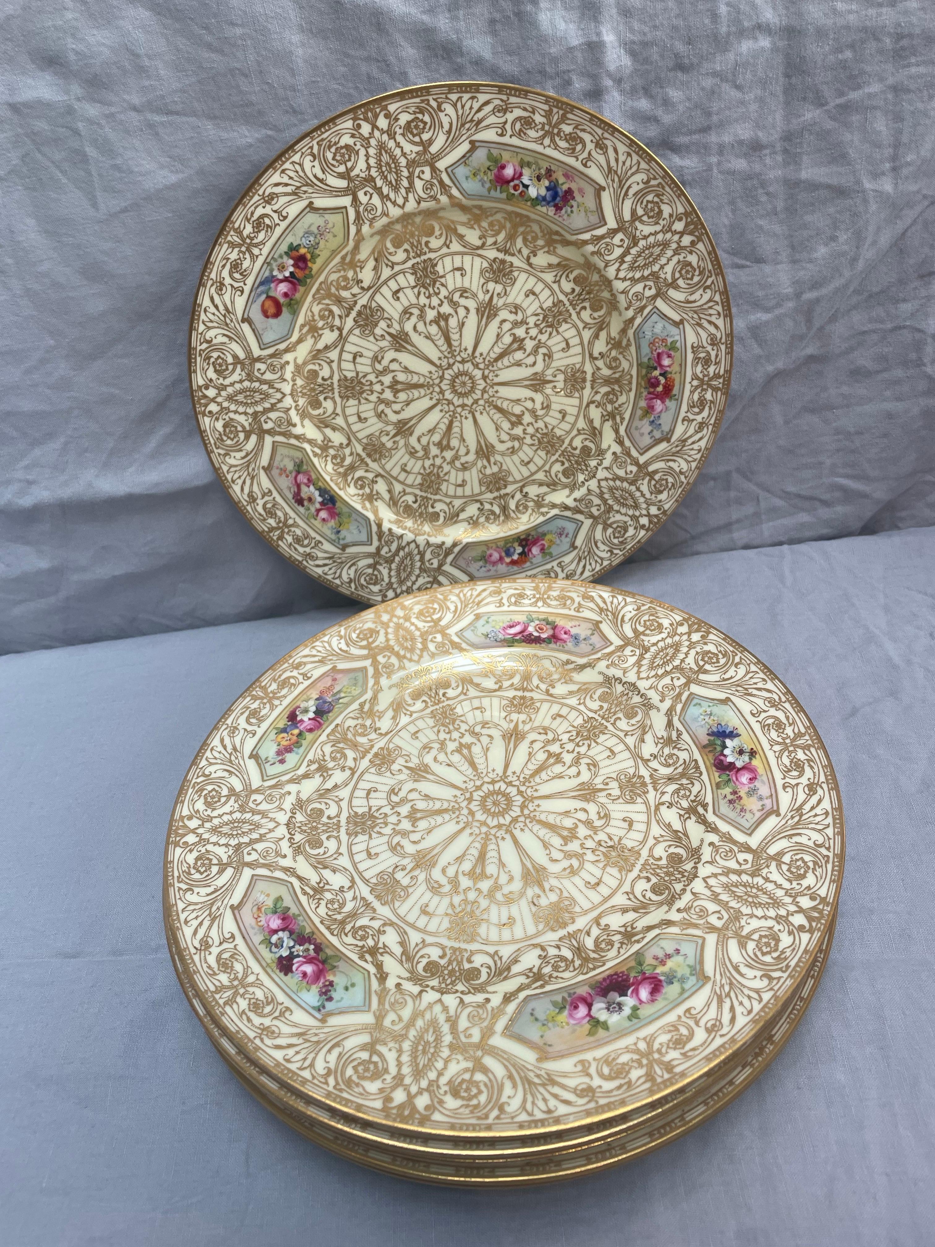 Satz von 12 handbemalten vergoldeten Royal Worcester-Tellern, signiert E. Phillips, 1926 im Angebot 8