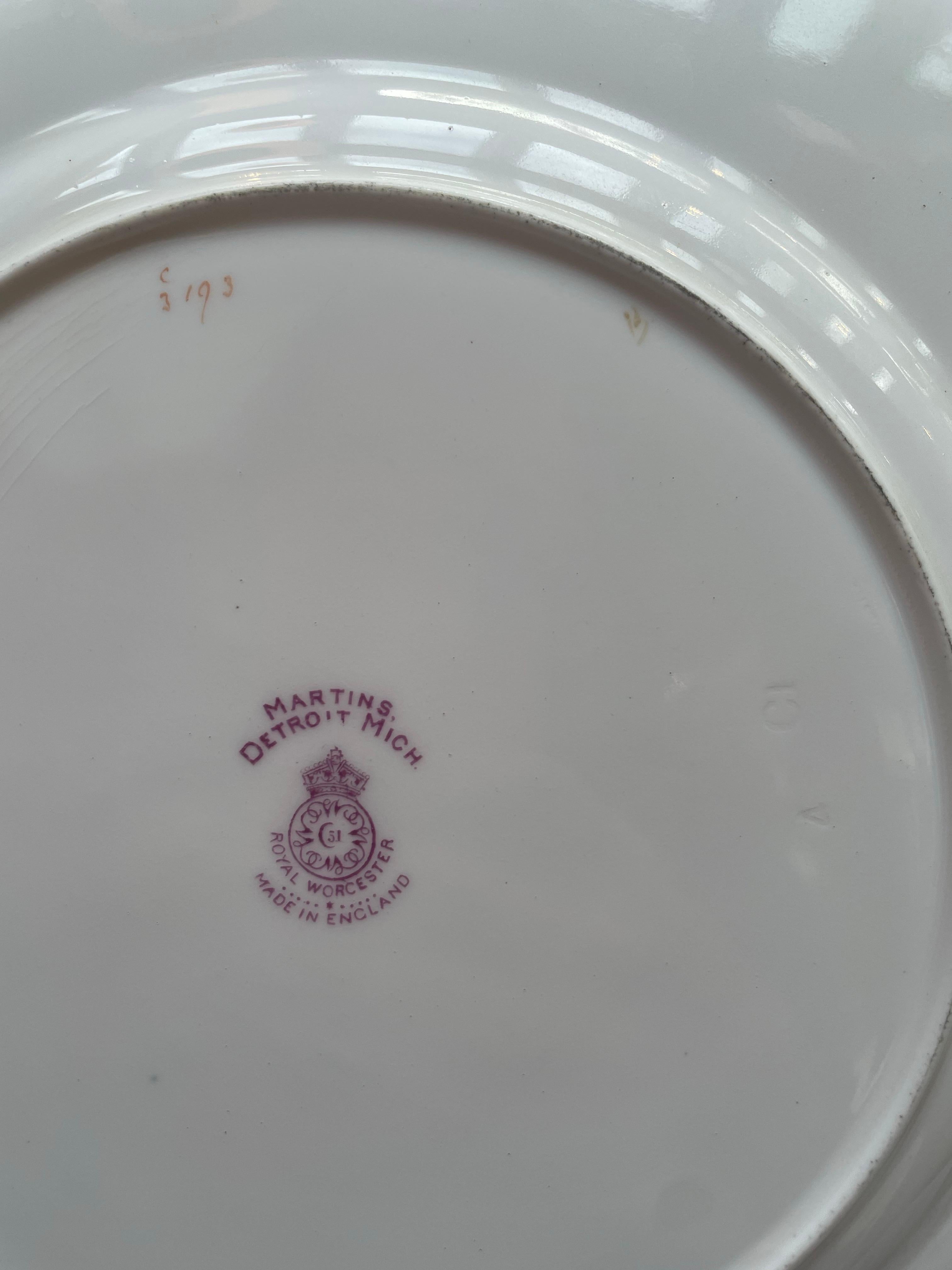 Ein außergewöhnlicher Satz von zwölf handbemalten Schranktellern von Royal Worcester, England, datiert 1926 und jeweils vom Künstler E. Phillips signiert. Diese Teller sind ein Beispiel für die hohe englische Porzellankunst des frühen 20.
