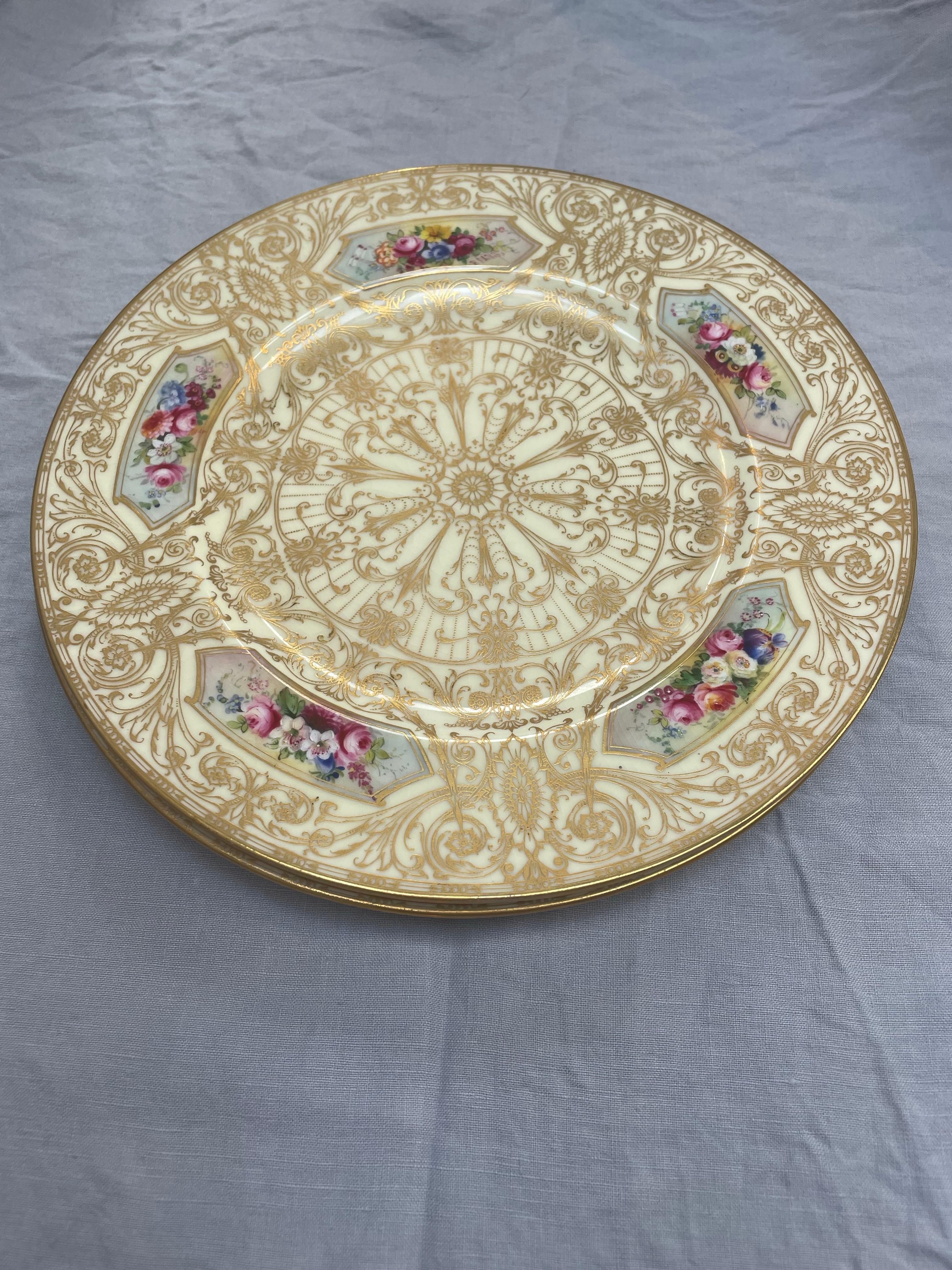 Satz von 12 handbemalten vergoldeten Royal Worcester-Tellern, signiert E. Phillips, 1926 im Zustand „Gut“ im Angebot in Northport, MI