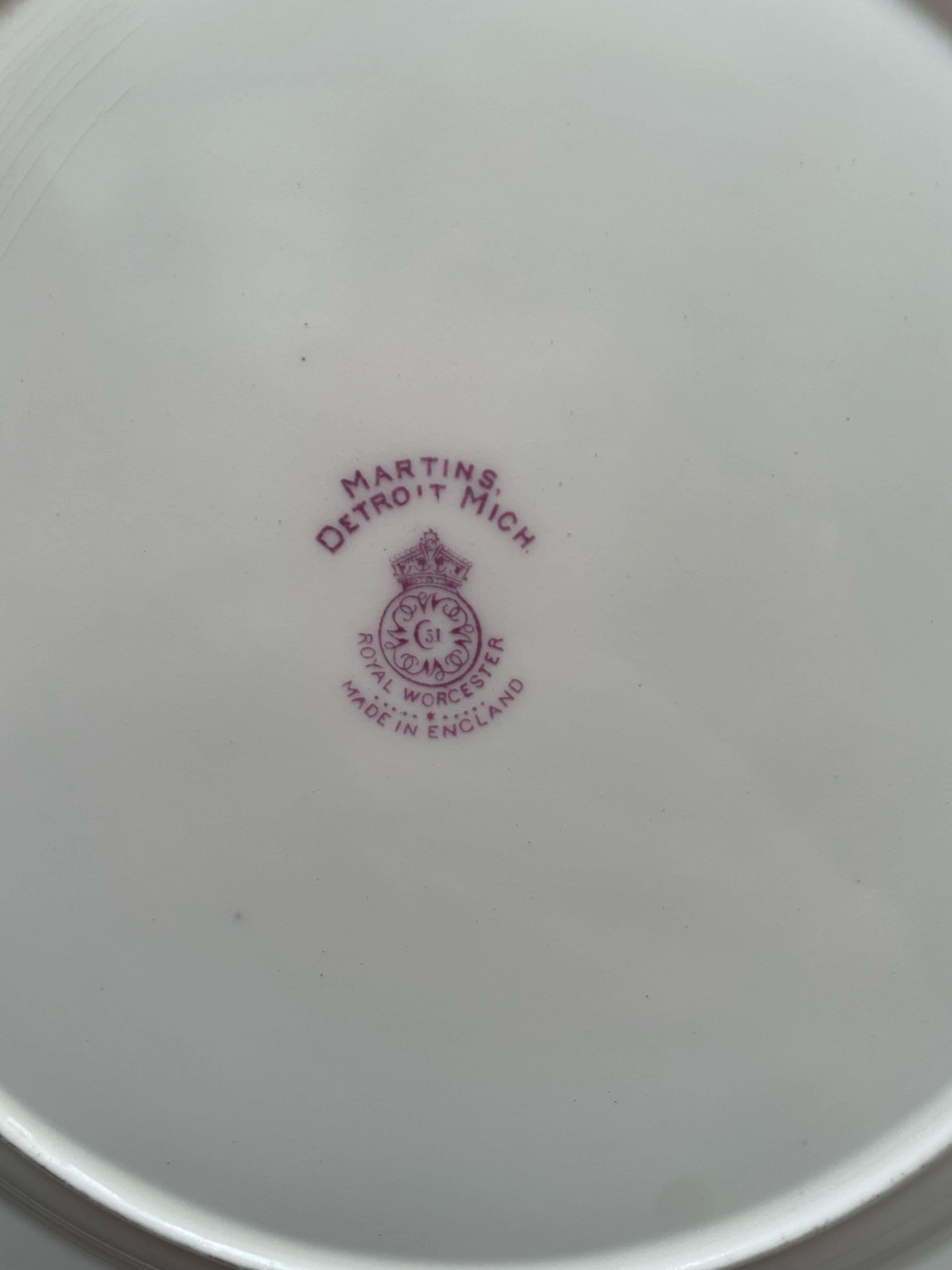Satz von 12 handbemalten vergoldeten Royal Worcester-Tellern, signiert E. Phillips, 1926 (Frühes 20. Jahrhundert) im Angebot