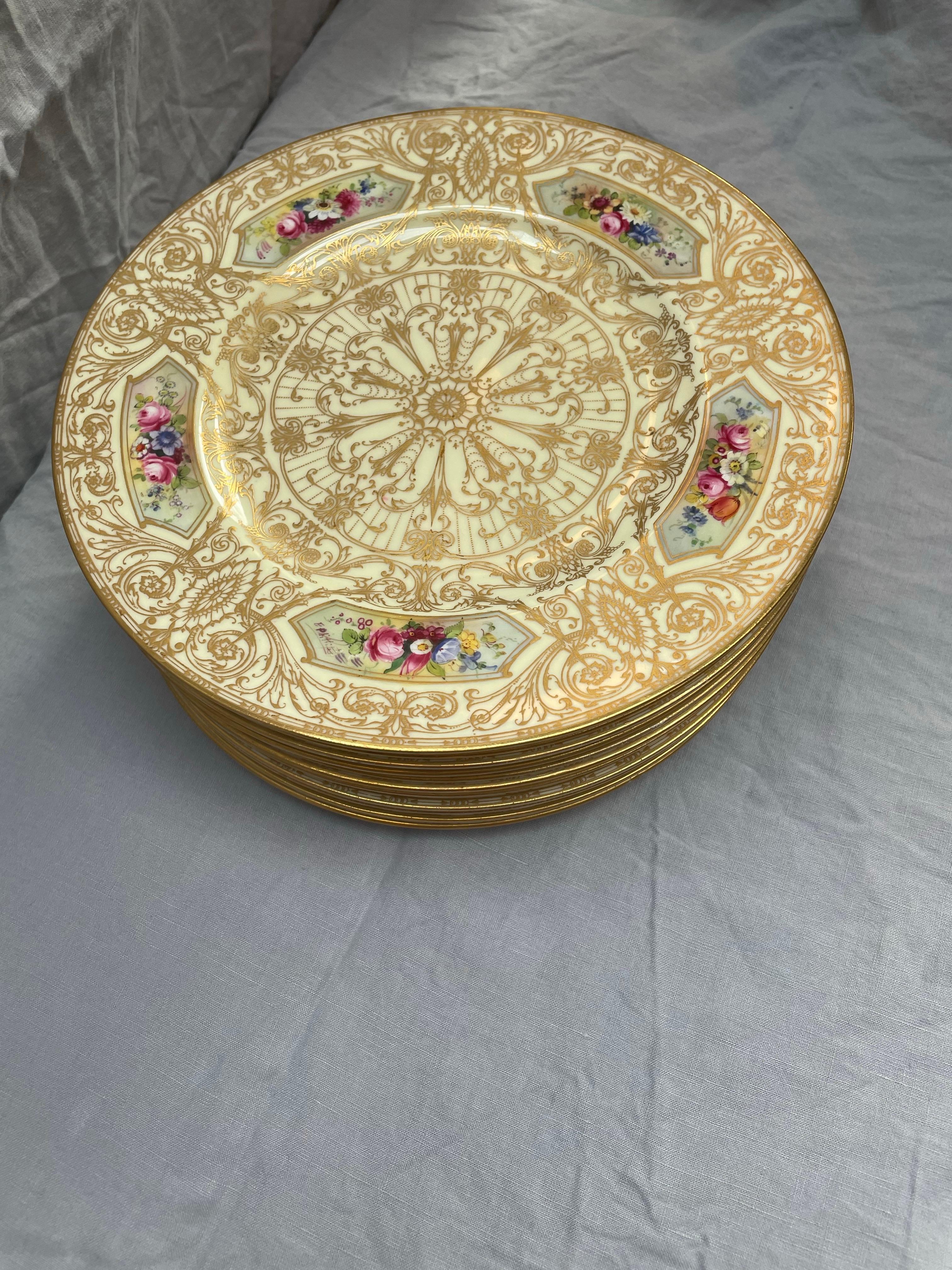 Satz von 12 handbemalten vergoldeten Royal Worcester-Tellern, signiert E. Phillips, 1926 (Porzellan) im Angebot
