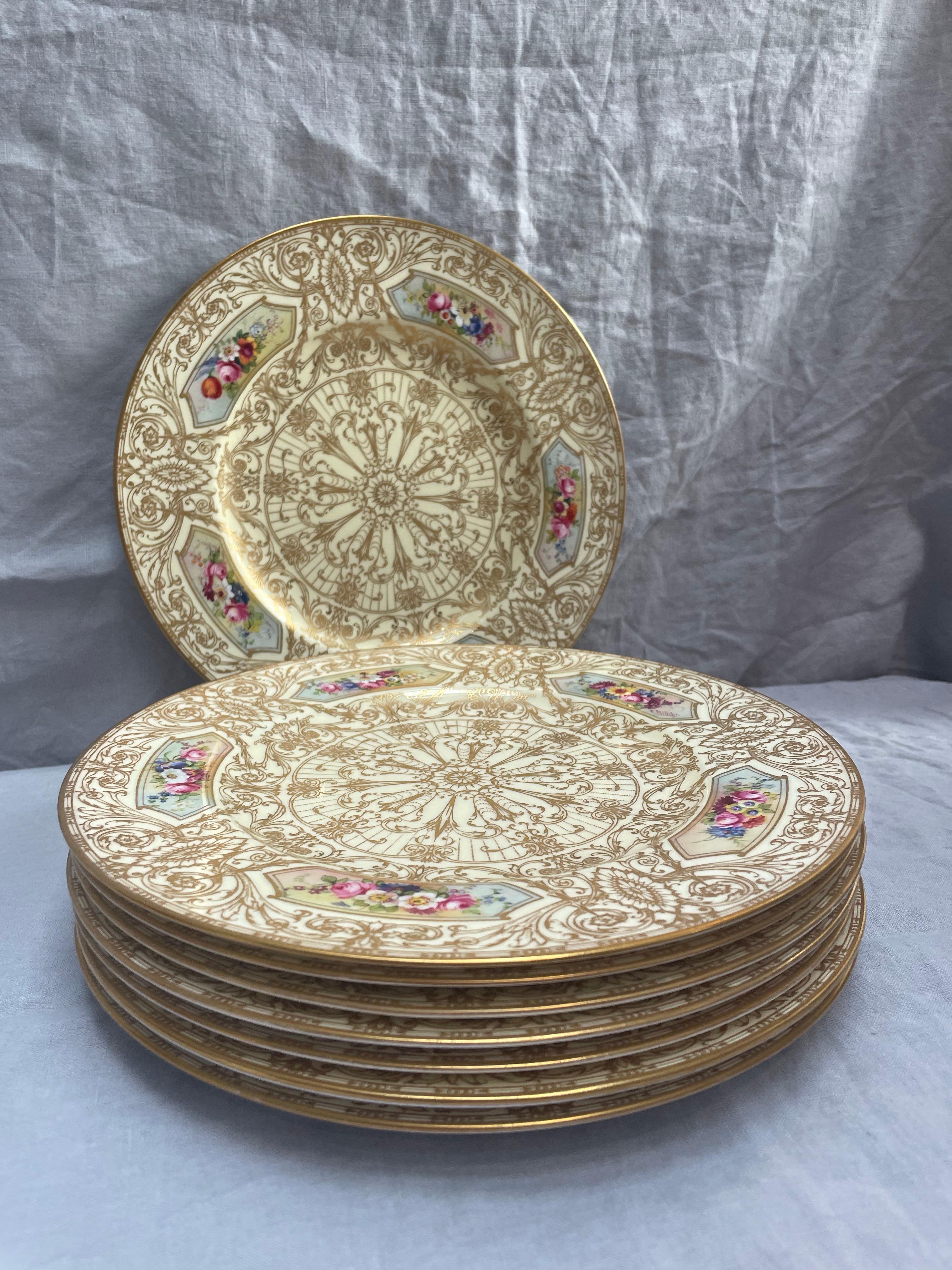 Satz von 12 handbemalten vergoldeten Royal Worcester-Tellern, signiert E. Phillips, 1926 im Angebot 1