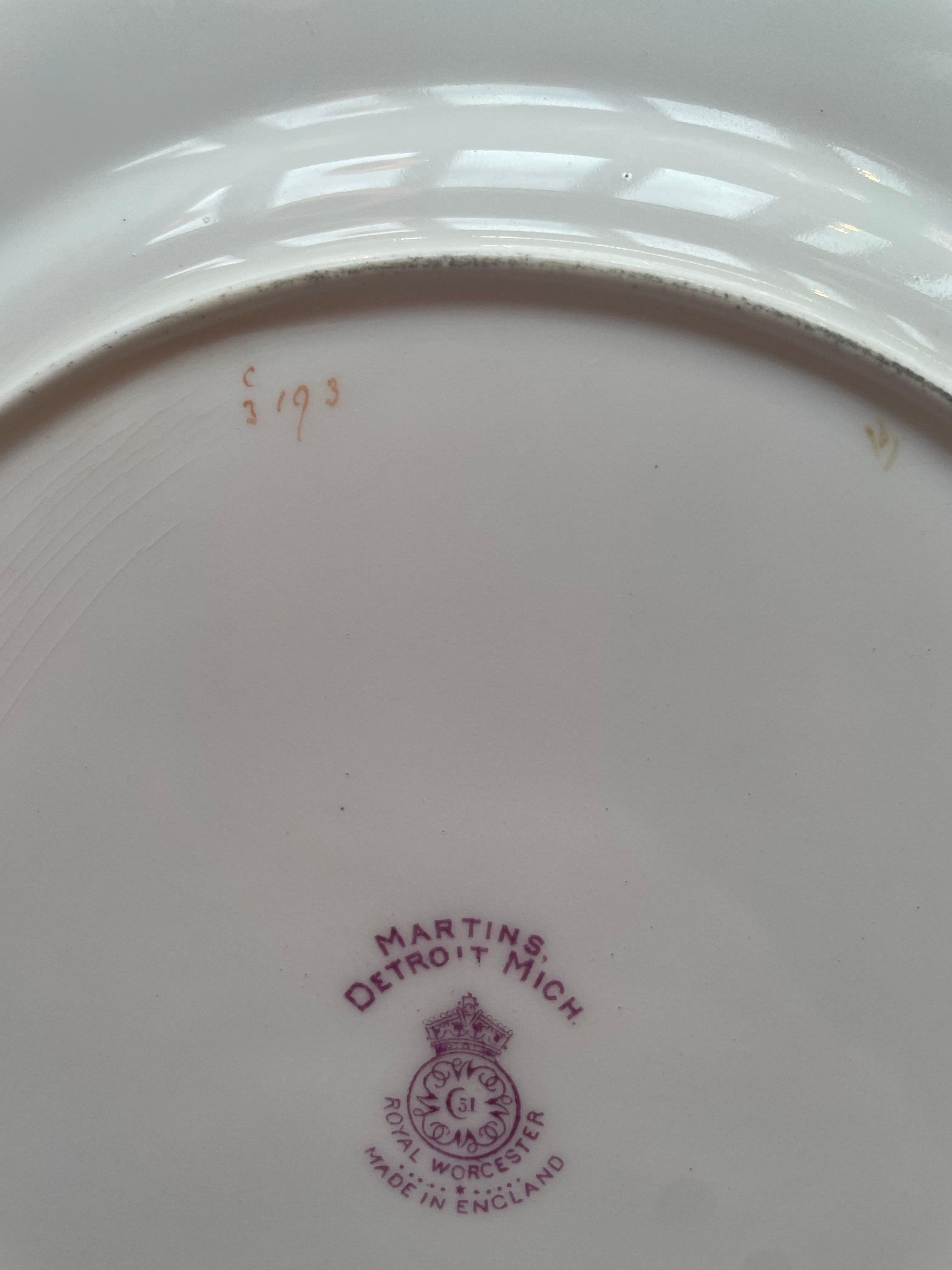 Satz von 12 handbemalten vergoldeten Royal Worcester-Tellern, signiert E. Phillips, 1926 im Angebot 2