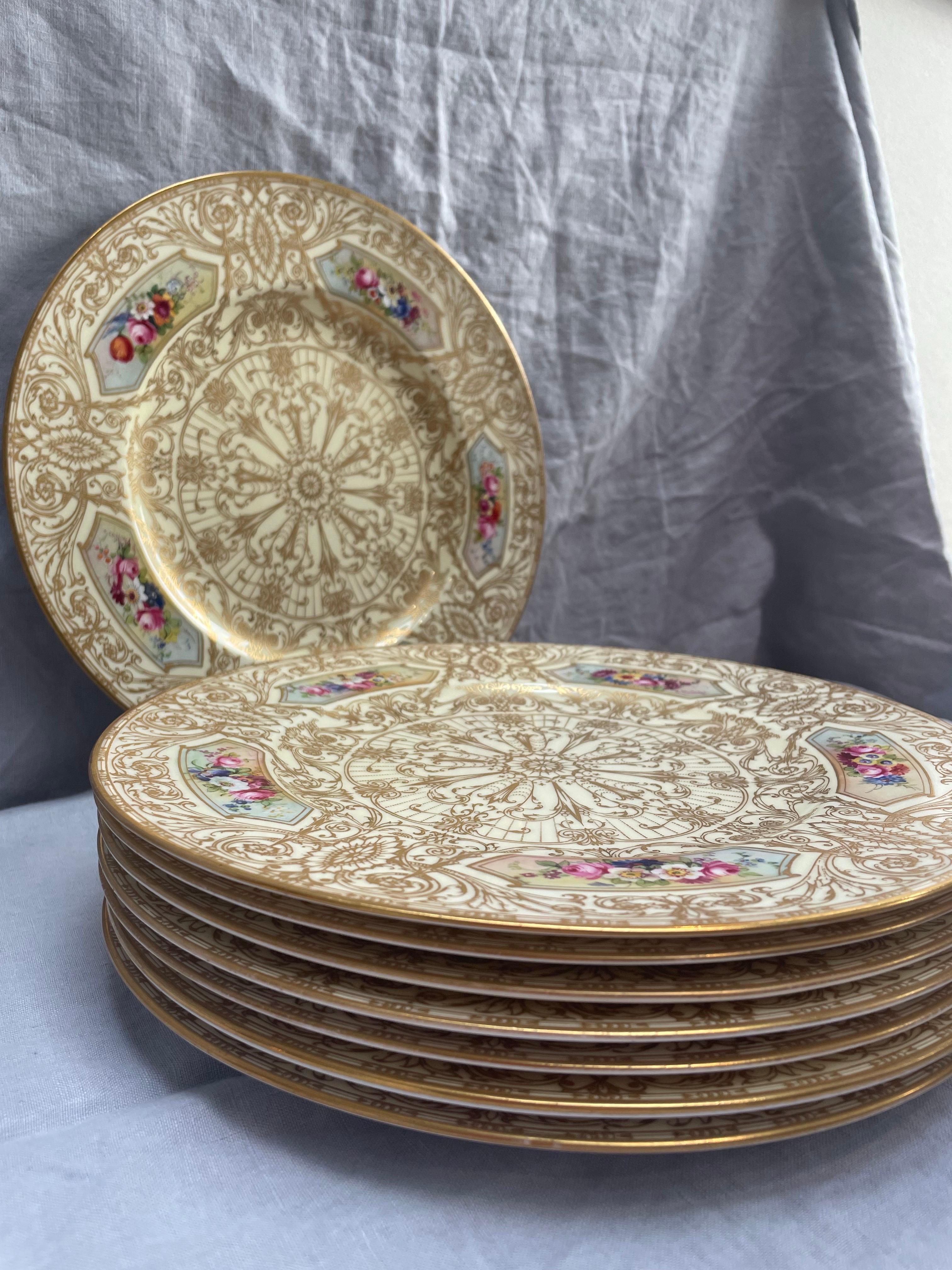Satz von 12 handbemalten vergoldeten Royal Worcester-Tellern, signiert E. Phillips, 1926 im Angebot 3