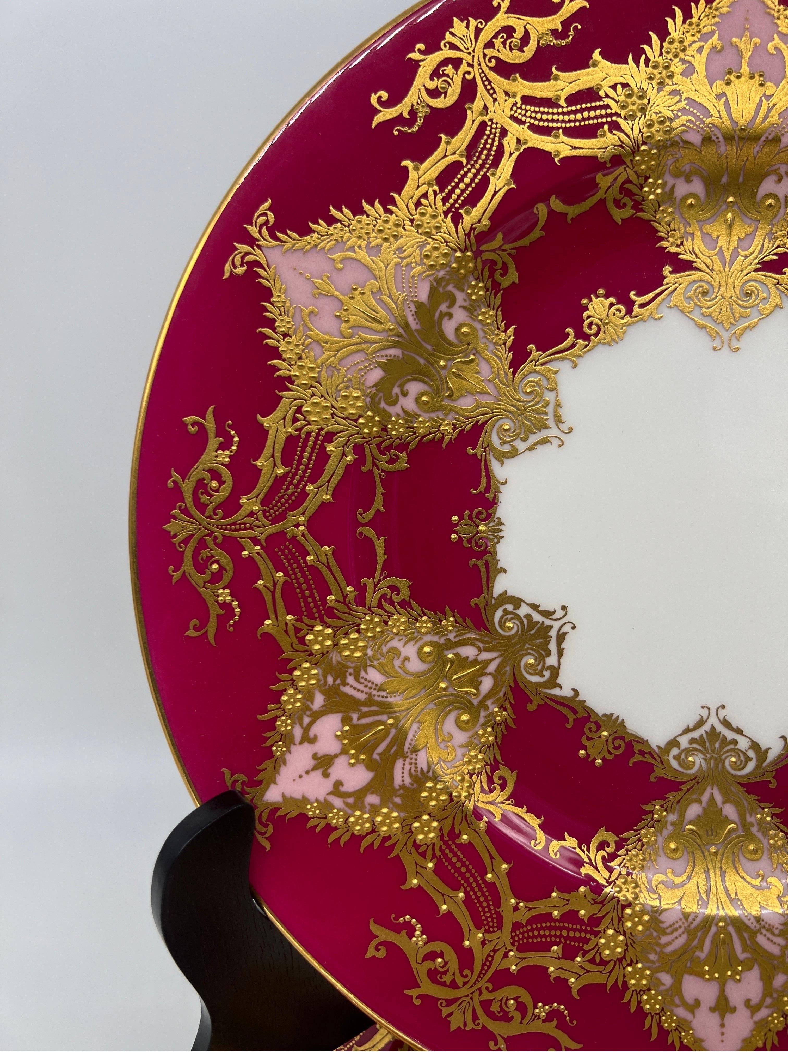 20ième siècle Lot de 12 assiettes plates Royal Worcester bicolores à décor doré et fortement surélevé en vente