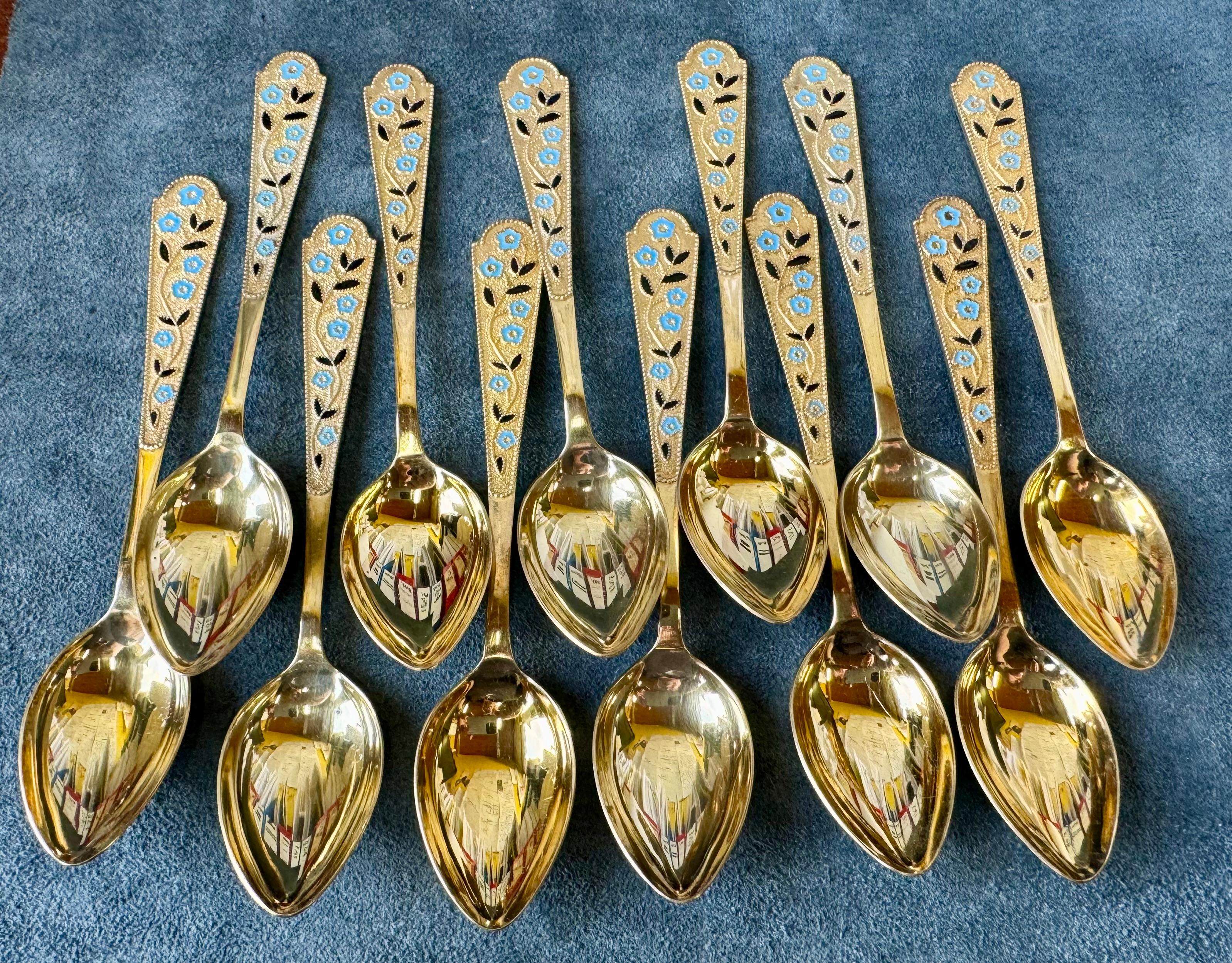 Set di 12 cucchiai russi smaltati Cucchiai d'argento sovietici fini e rari
Set di 12 cucchiai russi smaltati
Cucchiai d'argento sovietici, belli e rari.

Probabilmente sono stati realizzati negli anni '50.
Testa del timbro 875 e ? AHO4