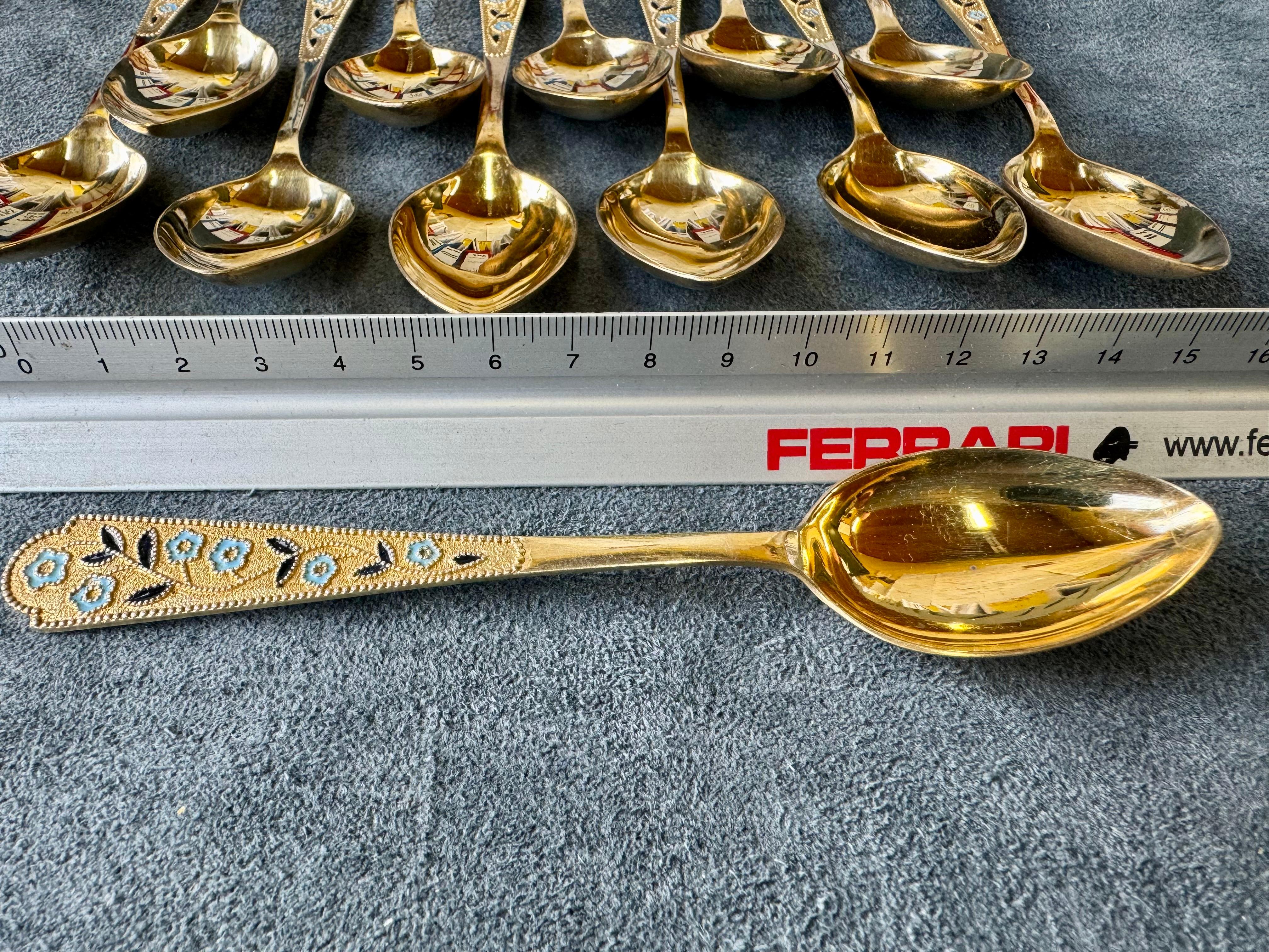Set di 12 cucchiai russi smaltati Cucchiai d'argento sovietici fini e rari in vendita 1