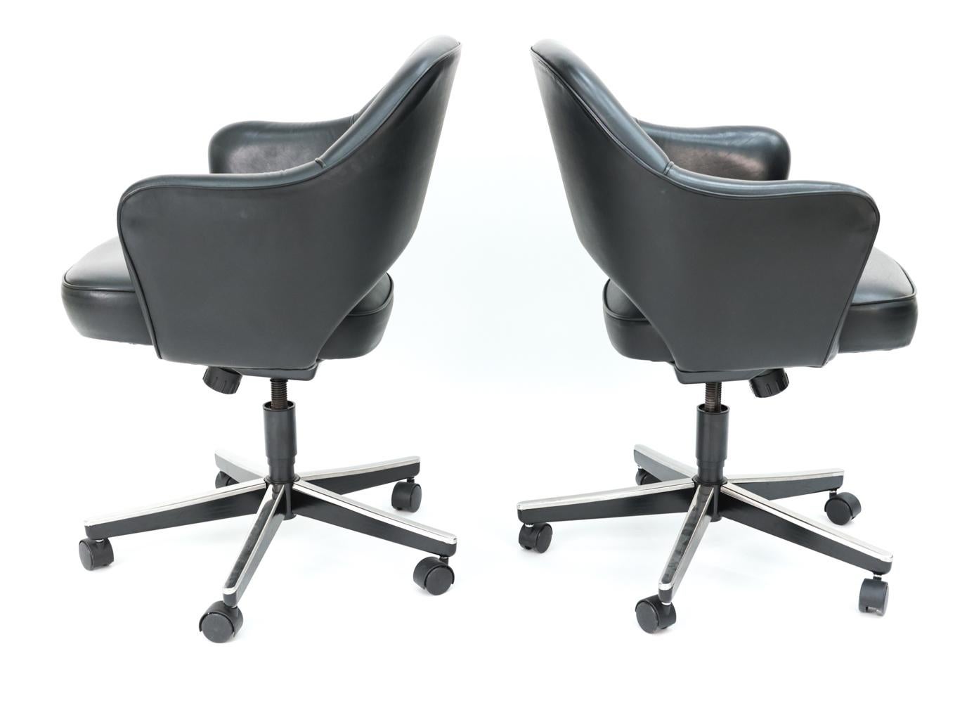 Set of 12 Saarinen for Knoll Executive Chairs in Black Leather with Swivel Bases 13