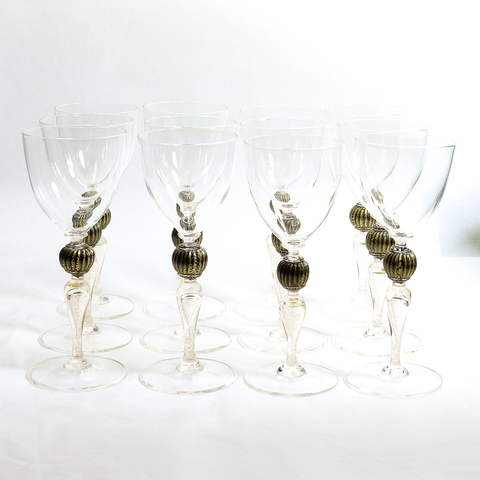 Un bel ensemble de 12 gobelets à vin en verre vénitien ou Murano.

Attribué à Salviati

En verre transparent avec des inclusions de feuilles d'or. 

Chaque bol est soutenu par un bouton cannelé noir et or, une tige balustre et un pied en forme de