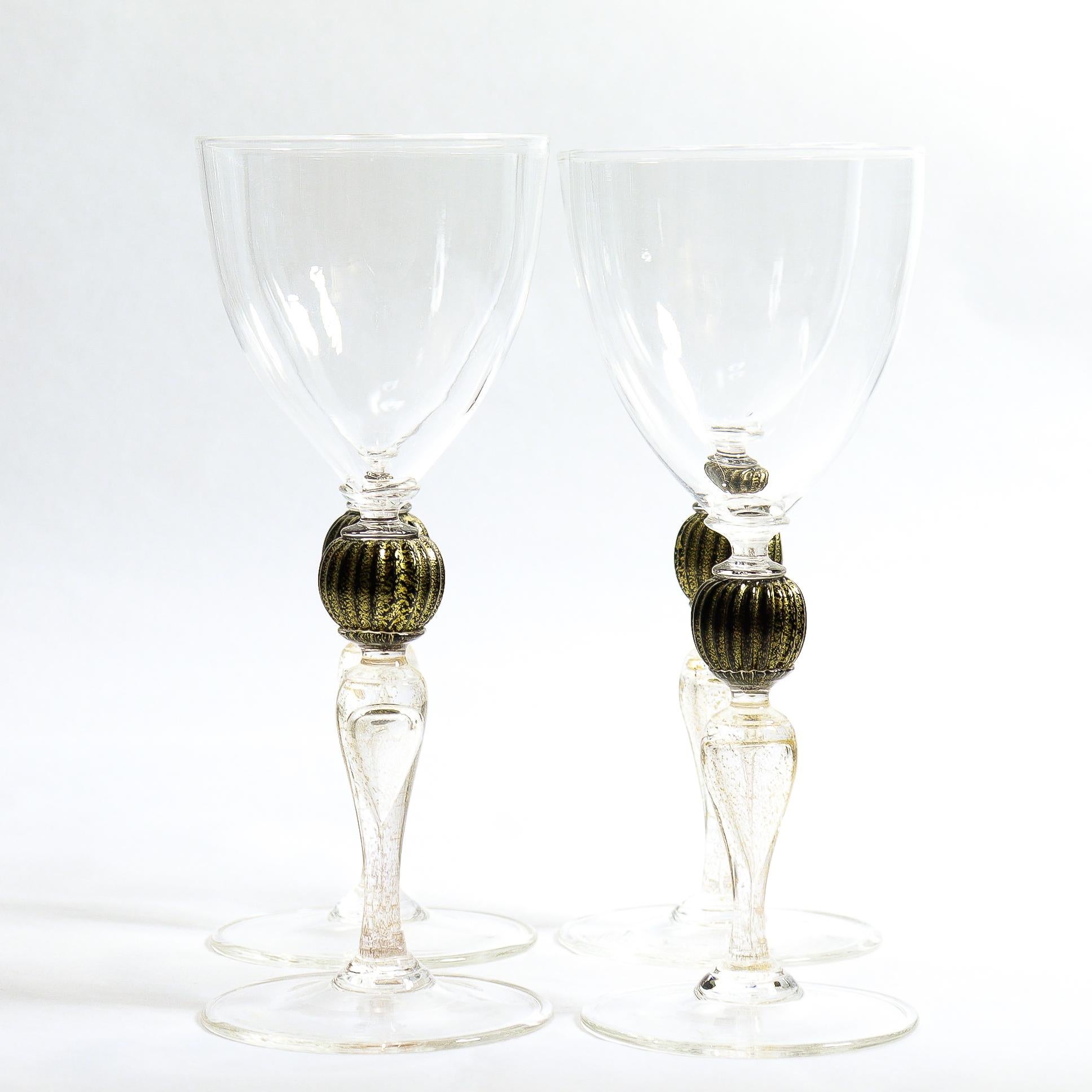 Mid-Century Modern Ensemble de 12 gobelets à vin en verre vénitien / Murano avec noir et or, de Salviati en vente