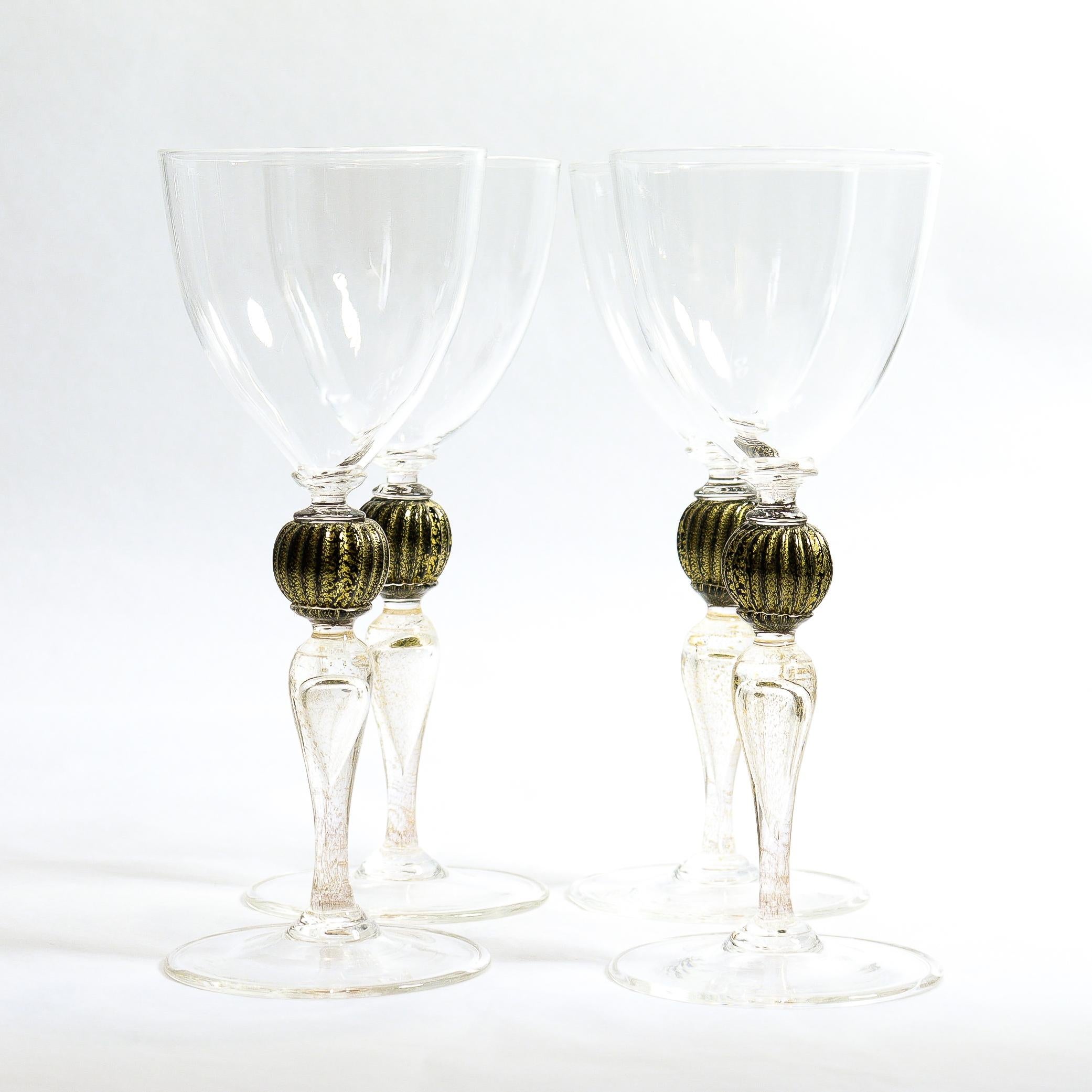 italien Ensemble de 12 gobelets à vin en verre vénitien / Murano avec noir et or, de Salviati en vente