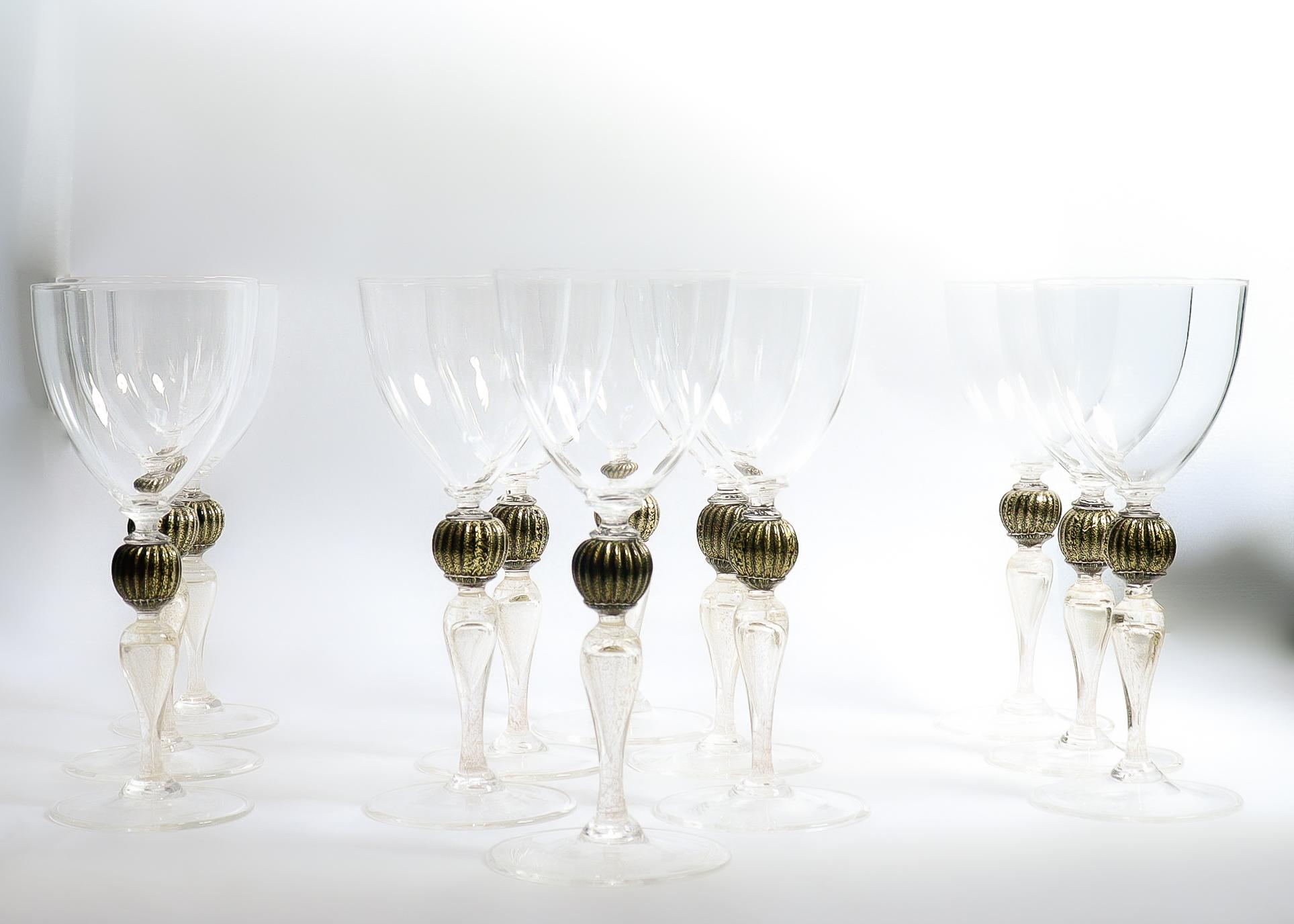 20ième siècle Ensemble de 12 gobelets à vin en verre vénitien / Murano avec noir et or, de Salviati en vente