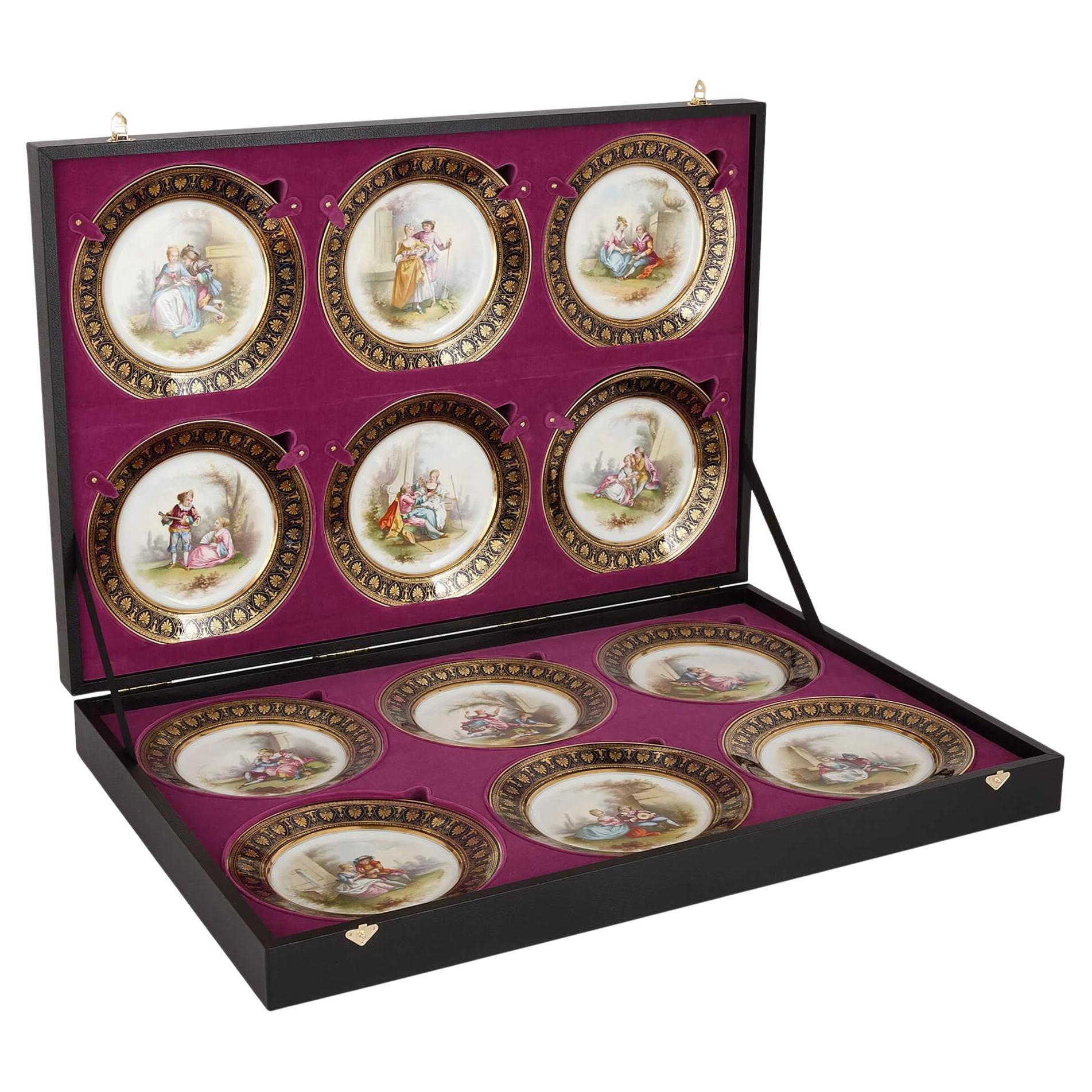 Ensemble de 12 assiettes en porcelaine de Sèvres avec scènes pastorales peintes à la main en vente