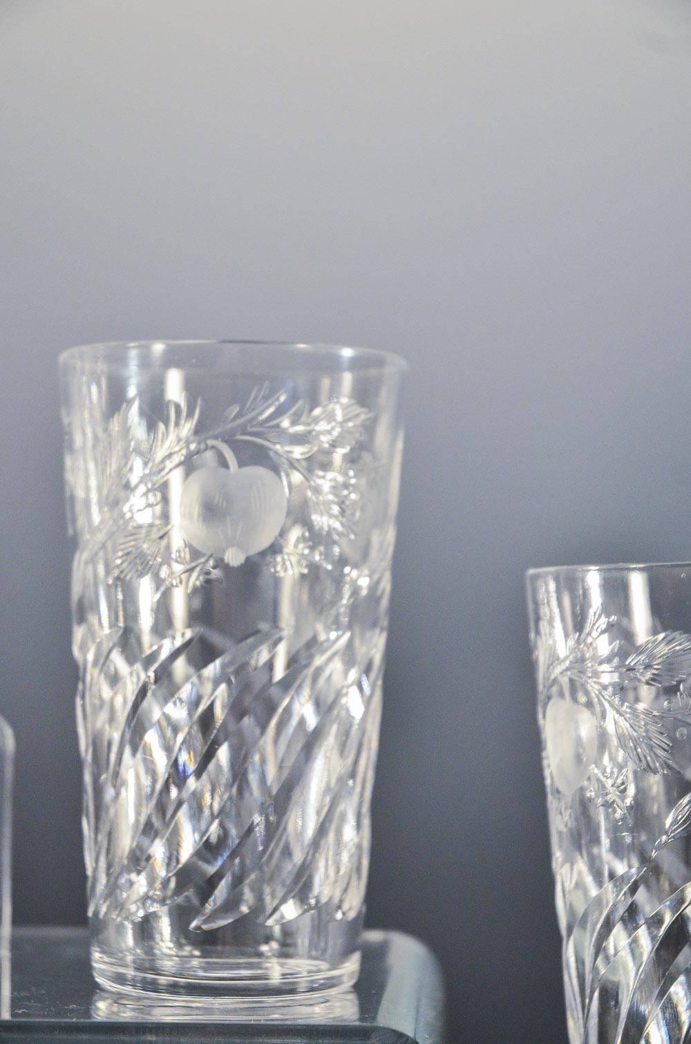 Les gobelets sont à la mode ! Cet ensemble de gobelets en cristal soufflé à la bouche a été fabriqué par T. G. Hawkes, emblématique souffleur et graveur de verre à Corning, dans l'État de New York. Ces verres sont taillés à la meule selon le motif