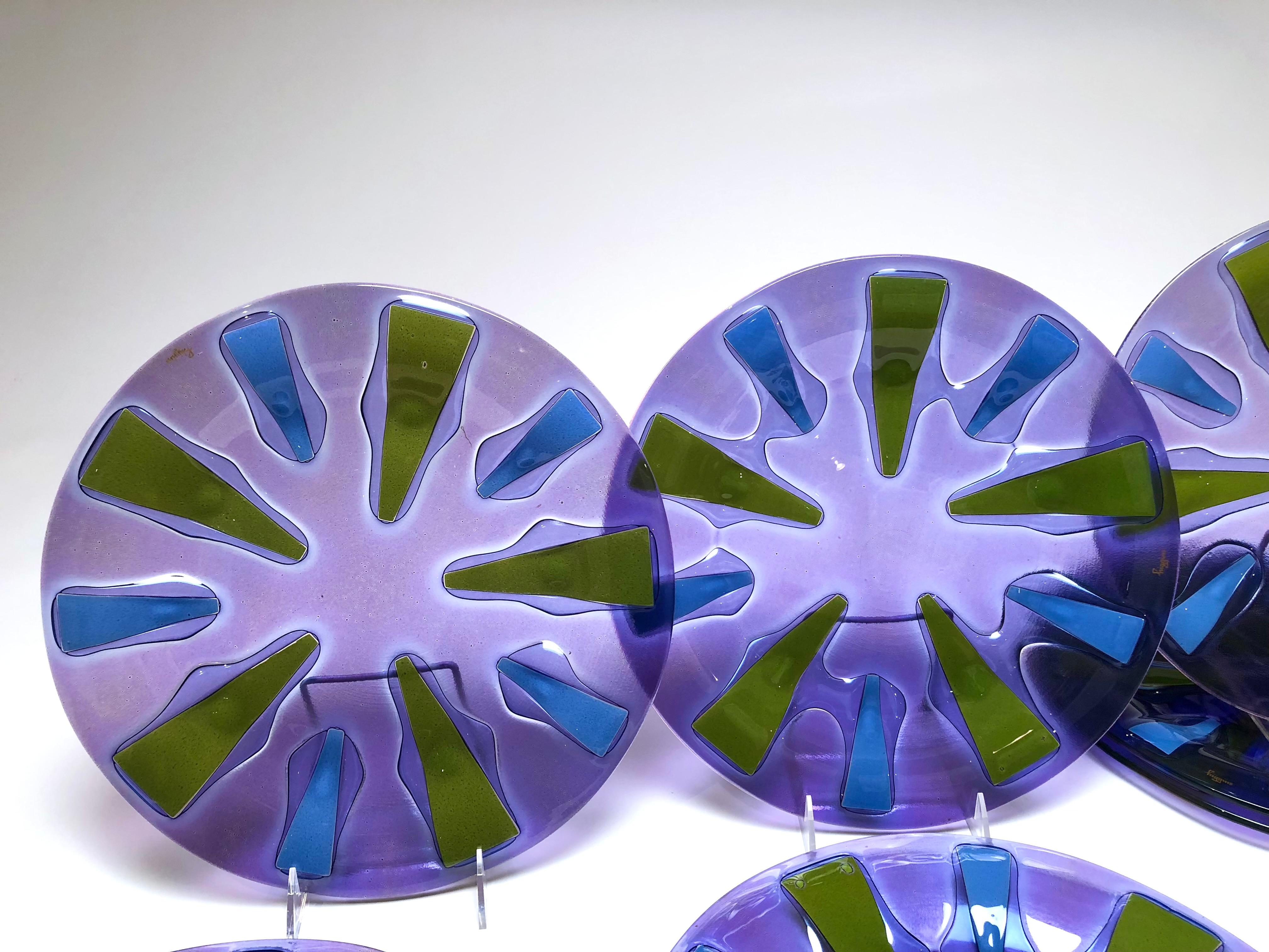 Il ne s'agit pas d'un mais de 12 étonnants chargeurs signés Higgins Art Glass, avec la combinaison vibrante de couleurs bleues et vertes fusionnées pour créer le chargeur ou l'assiette à dîner parfait. Elles mesurent 12 1/4