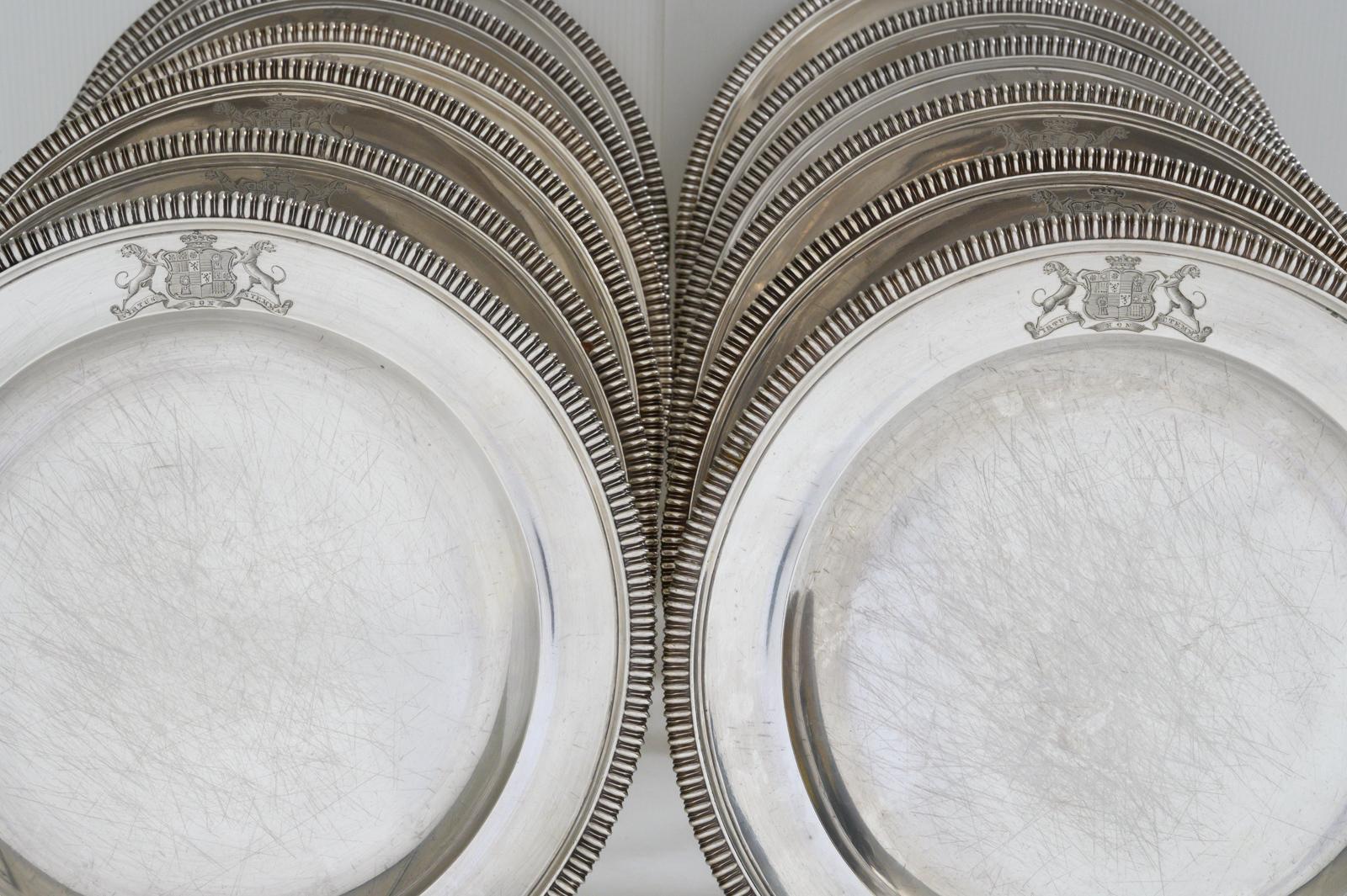 Set of 12 Silver Dinner Plates by Paul Storr In Good Condition In Henley-on Thames, Oxfordshire