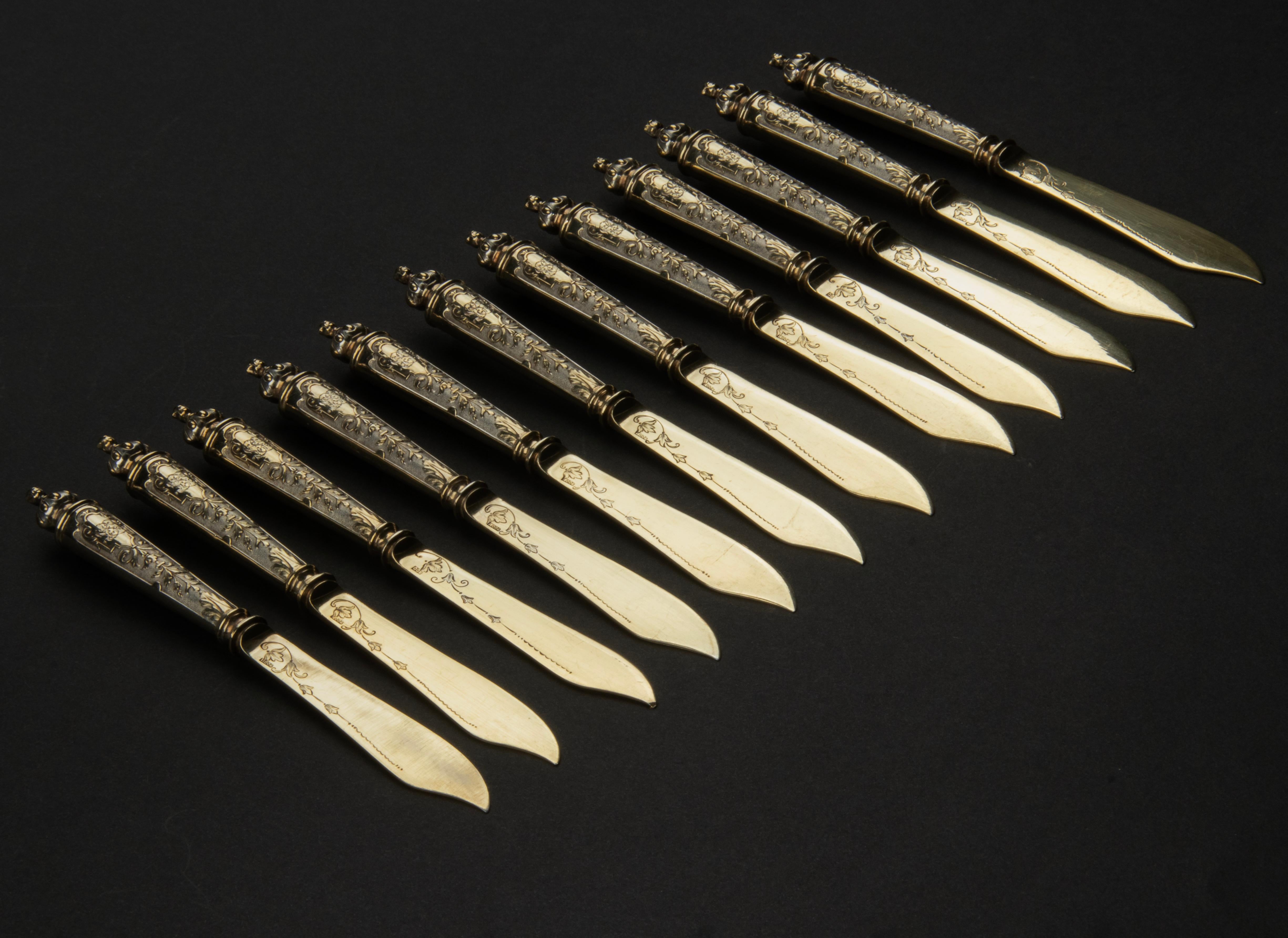 A lovely set of 12 silver butter knives. This cutlery is presumably French, dated 1896. The knives are marked 800. The knives are richly decorated with graceful motifs and nice cannon handles.
The knives are beautifully gilded, also called