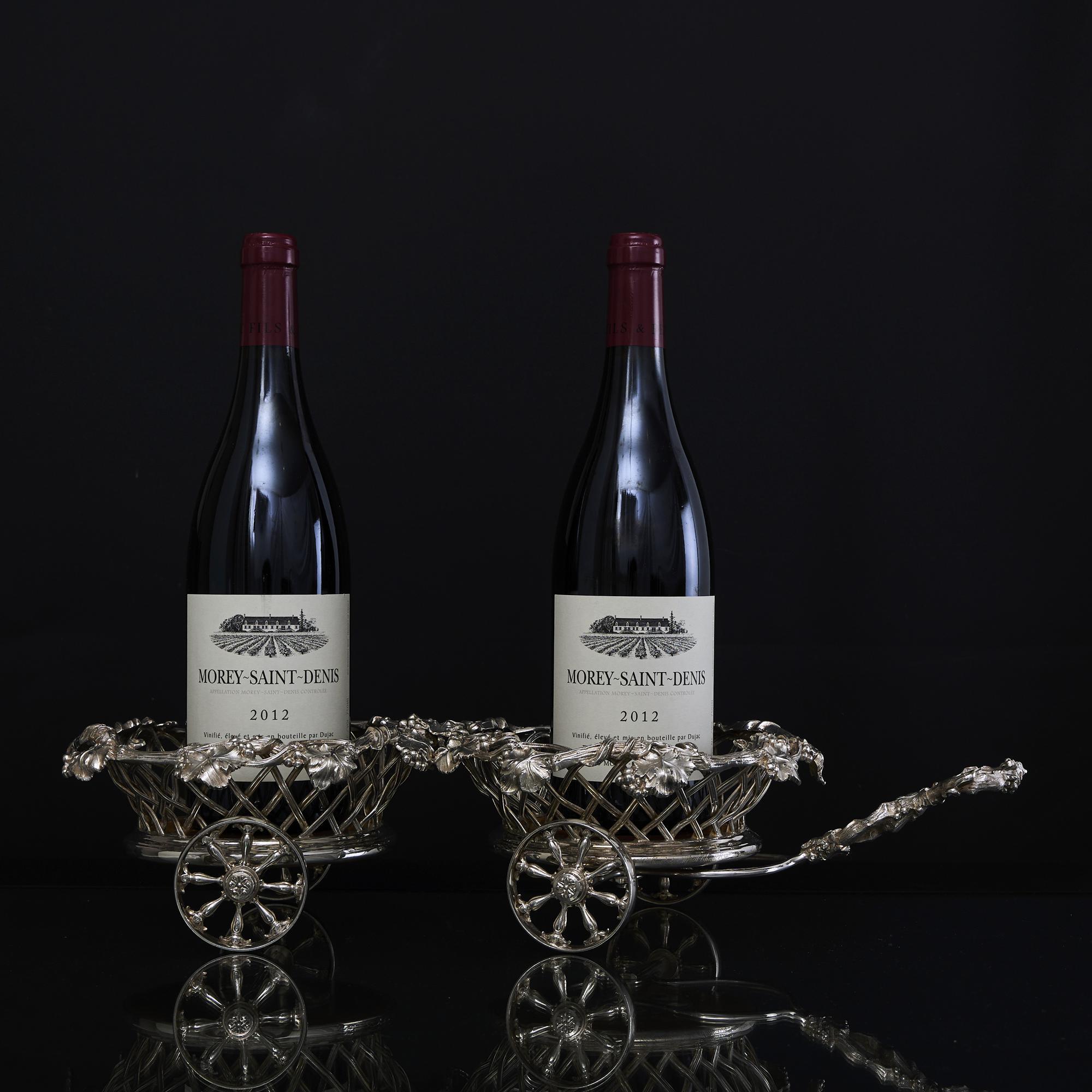 Chariot de qualité supérieure, articulé, en métal argenté de style victorien, pour le transport de bouteilles de vin ou de carafes. Fabriqué par l'excellente maison Elkington & Co, ce chariot antique à sous-verre présente des montures et une poignée