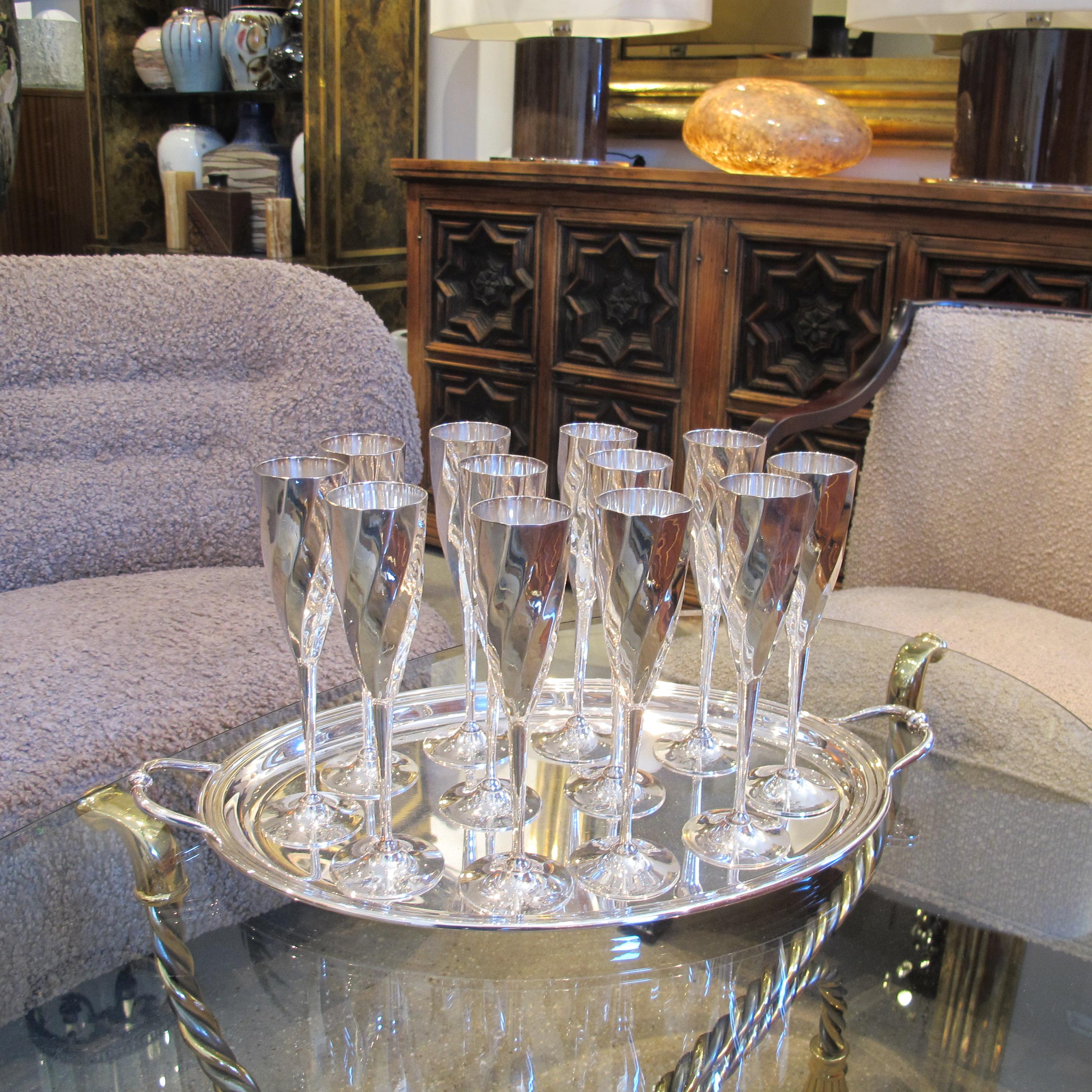 Altro Set di 12 flute da champagne placcati in argento con vassoio, con timbro francese Saint Hilaire in vendita