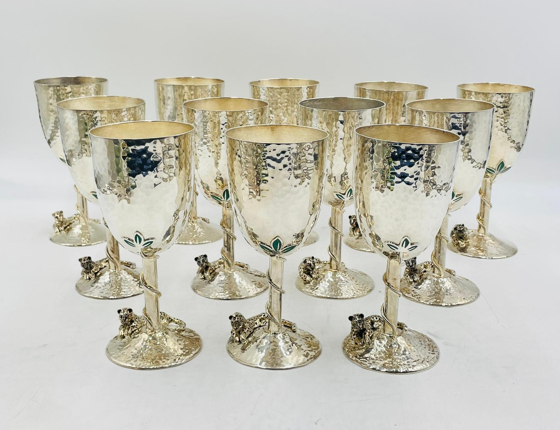 Migliora la tua esperienza culinaria con questo squisito set di 12 calici da vino/acqua placcati in argento e smeraldo frantumato, realizzato dalla rinomata artista messicana Emilia Castillo. 
Progettato e prodotto a Taxco Mexico negli anni '80 da