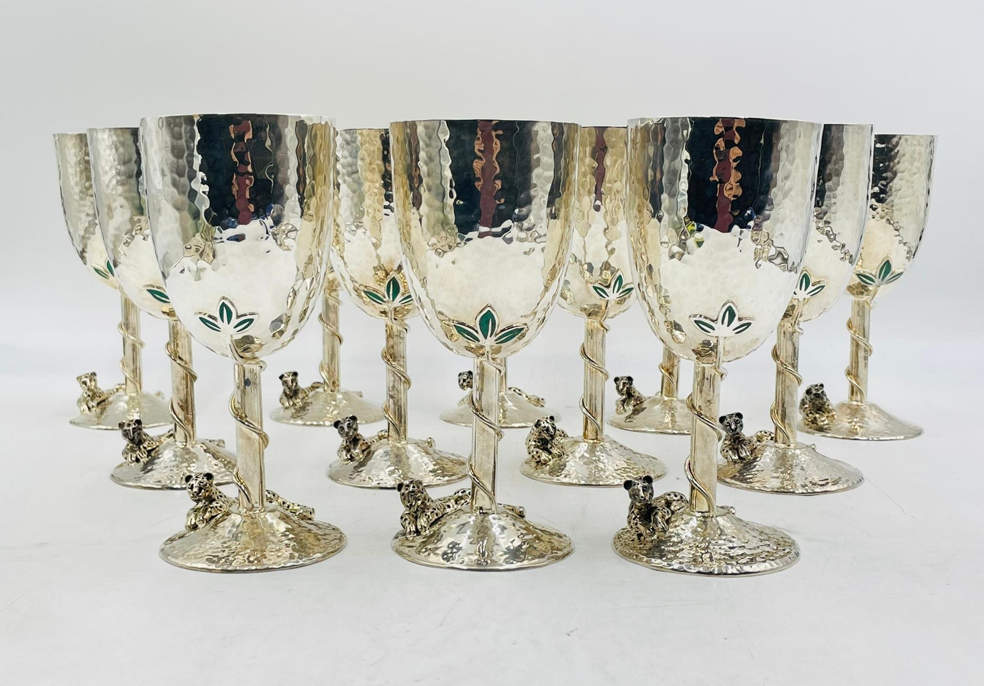 Fatto a mano Set di 12 calici da vino/acqua in argento placcato e smeraldo schiacciato di Emilia Castillo in vendita