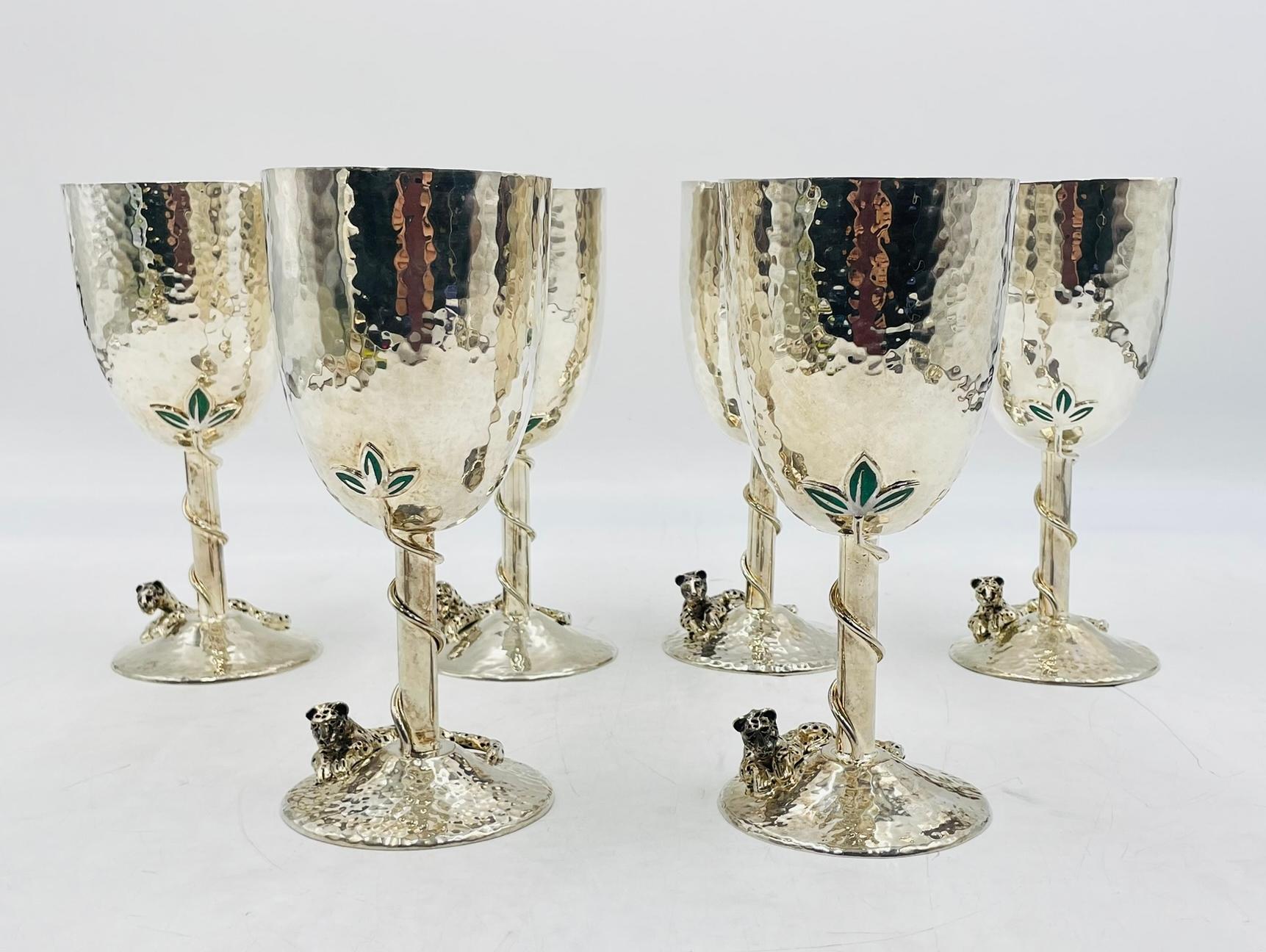 Fine XX secolo Set di 12 calici da vino/acqua in argento placcato e smeraldo schiacciato di Emilia Castillo in vendita