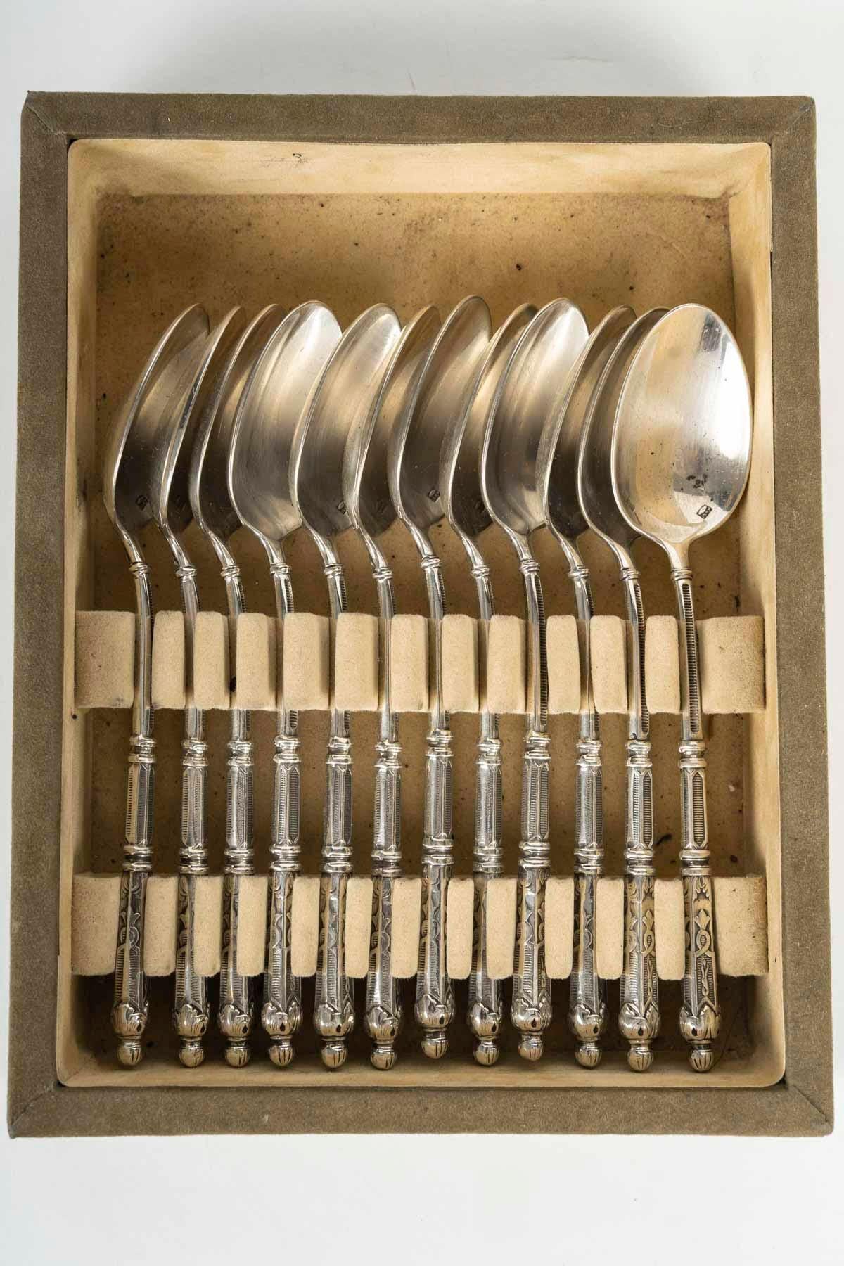 Set of 12 silver-plated teaspoons, 19th century, Napoleon III period.

Set of 12 teaspoons from the 19th century, Napoleon III period, 19th century.
H: 4 cm, L: 18 cm, D: 14 cm