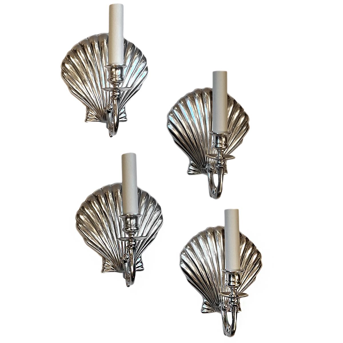 Set of 12 shell shaped silver-plated single light sconces. Sold per pair.

Measurements:
Height :8.75