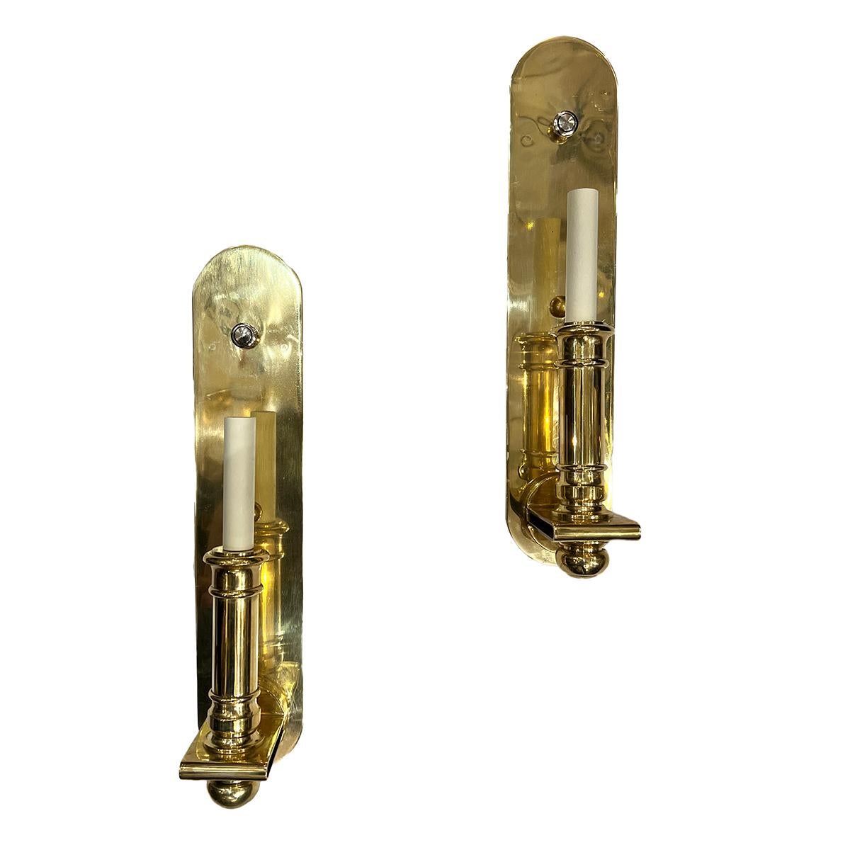 Set di 12 applique a luce singola in bronzo dorato francese degli anni '60 circa con finitura e patina originali. Venduto in coppia.

Misure:
Altezza: 17,5
Larghezza: 3,75
Profondità: 4