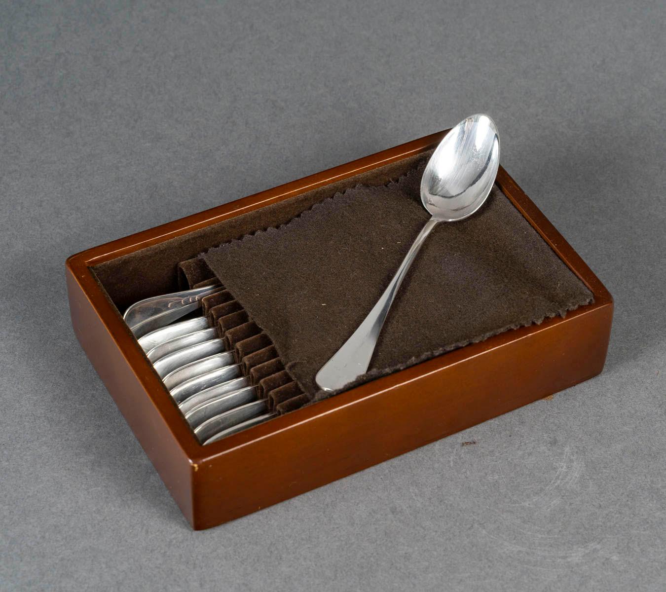Set di 12 cucchiaini in astuccio, XX secolo.

Set di 12 cucchiaini in stile Napoleone III placcati in argento nella loro scatola.
Cassa: H. H. 4,5 cm, L. 17 cm, P. 11 cm