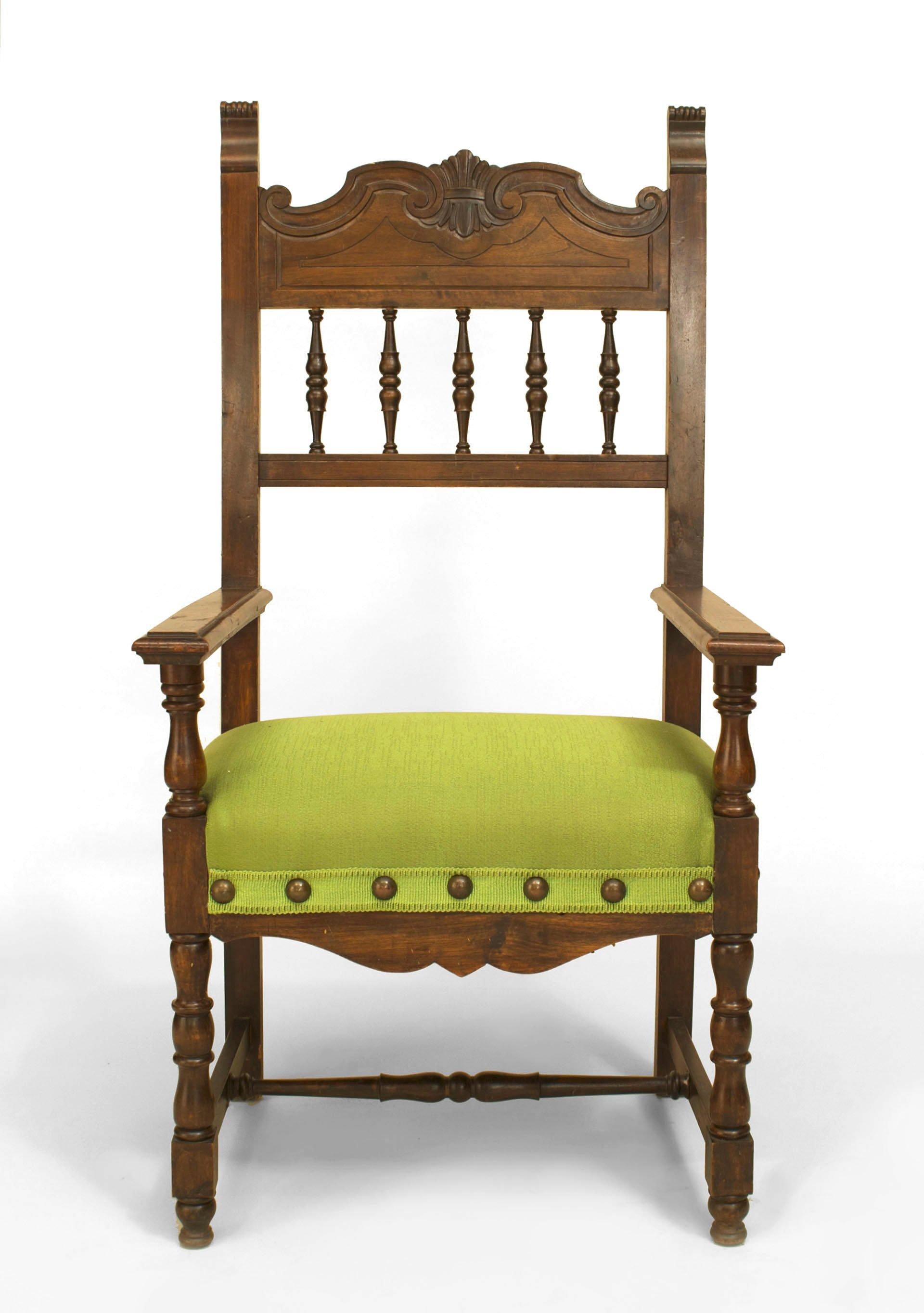 Ensemble de 12 chaises de style Renaissance espagnole (19/20ème siècle) en noyer à dossier fuseau avec châssis et assise tapissée verte (2 fauteuils à accoudoir : 27 