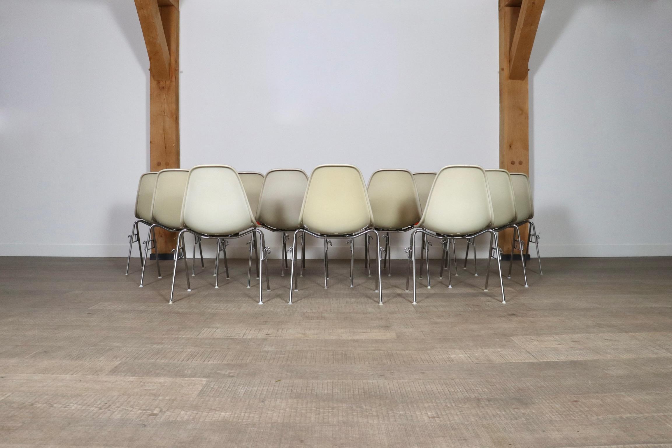 Satz von 12 stapelbaren DSS-Stühlen von Charles und Ray Eames für Herman Miller, 1970er Jahre im Angebot 5