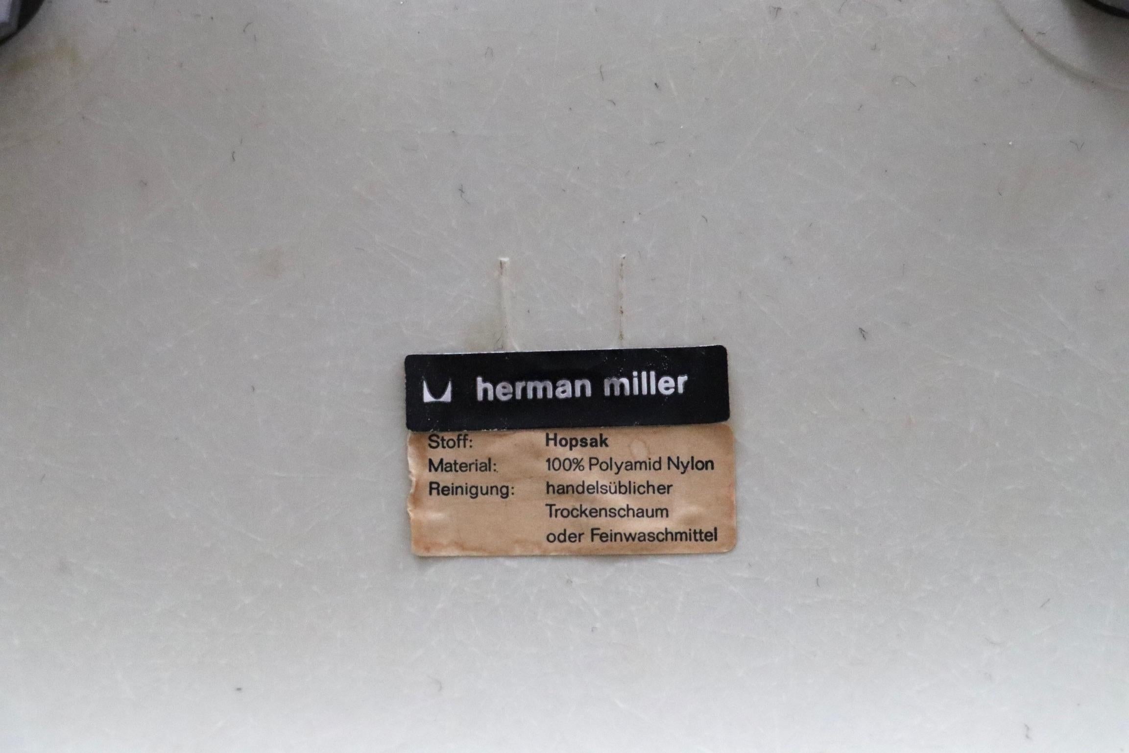 Satz von 12 stapelbaren DSS-Stühlen von Charles und Ray Eames für Herman Miller, 1970er Jahre im Angebot 7