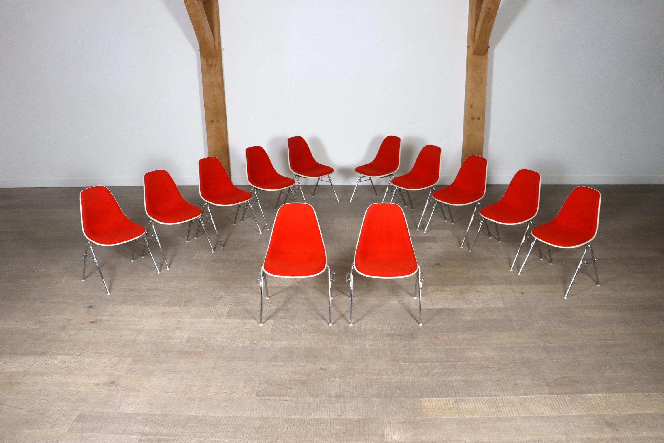 Satz von 12 stapelbaren DSS-Stühlen von Charles und Ray Eames für Herman Miller, 1970er Jahre im Zustand „Gut“ im Angebot in ABCOUDE, UT