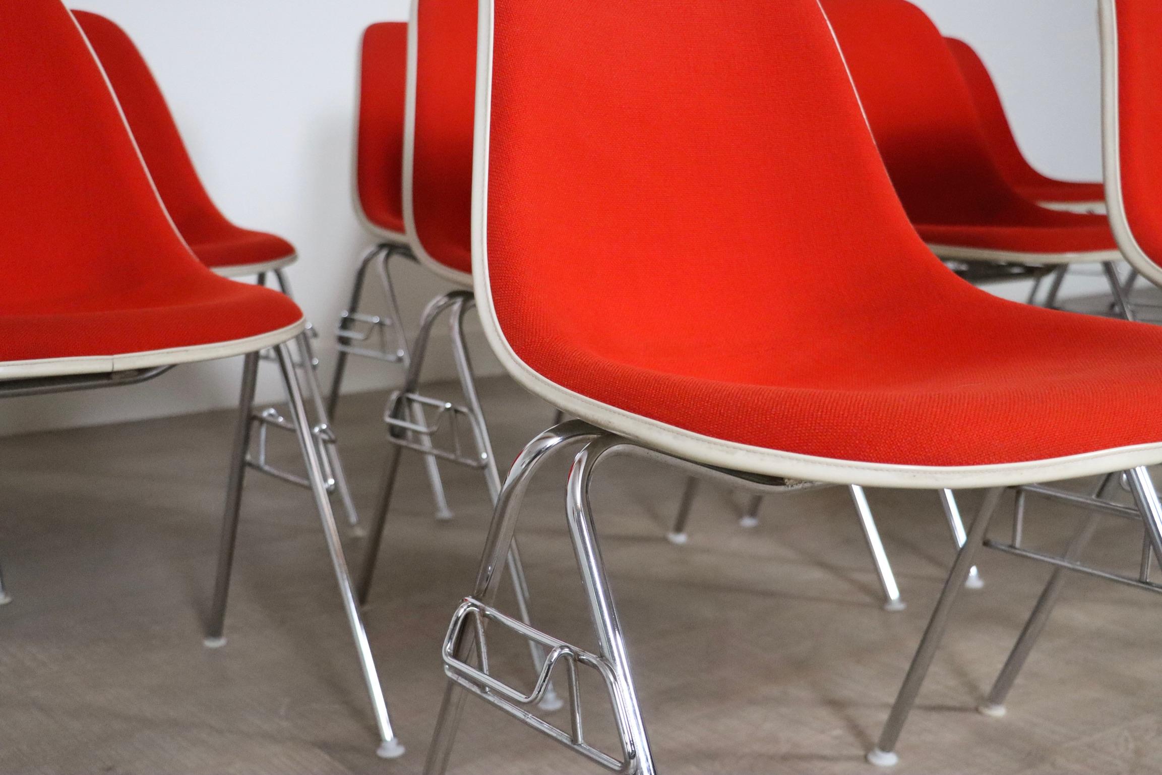 Satz von 12 stapelbaren DSS-Stühlen von Charles und Ray Eames für Herman Miller, 1970er Jahre (Mitte des 20. Jahrhunderts) im Angebot