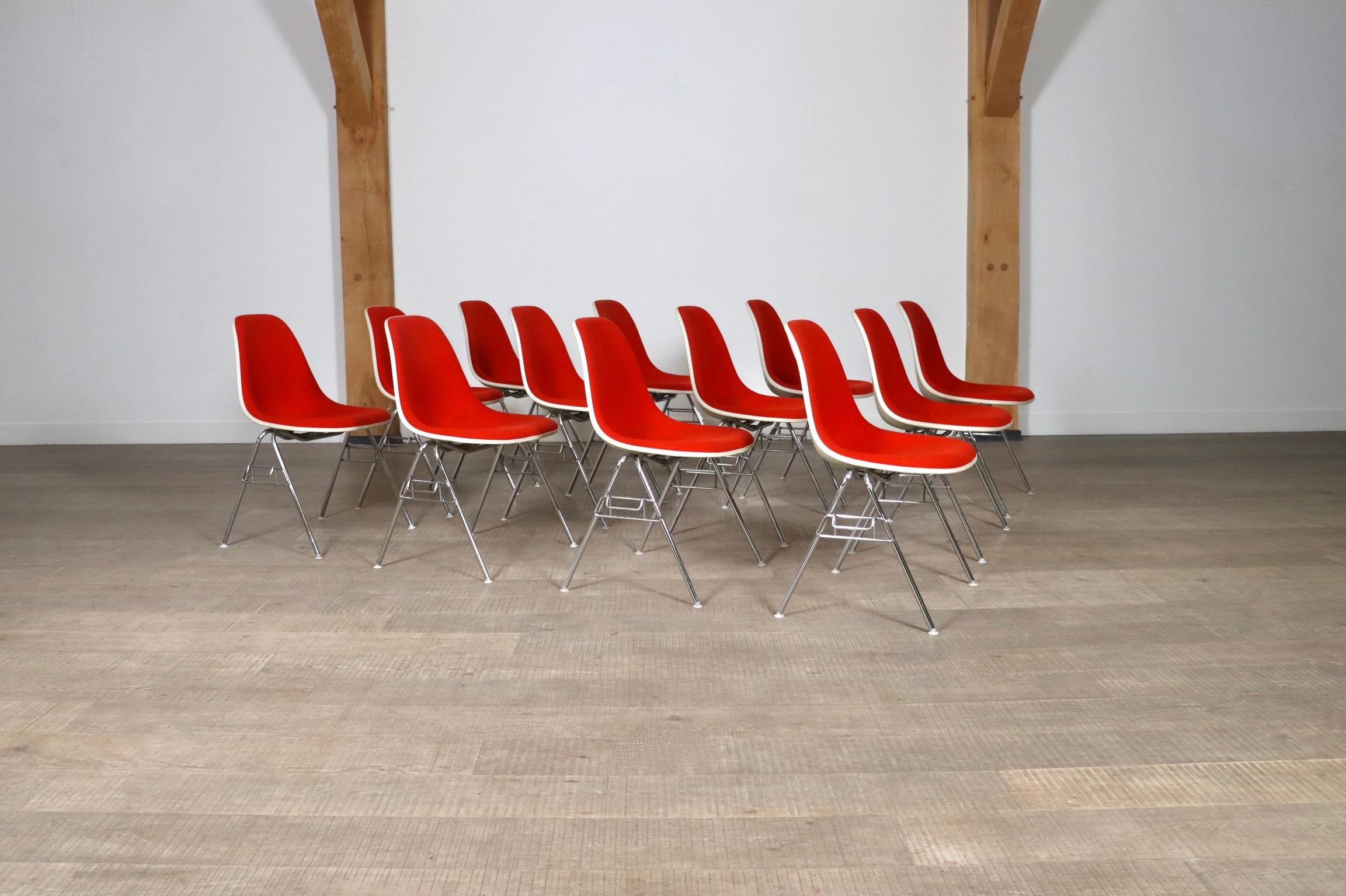 Satz von 12 stapelbaren DSS-Stühlen von Charles und Ray Eames für Herman Miller, 1970er Jahre (Polster) im Angebot